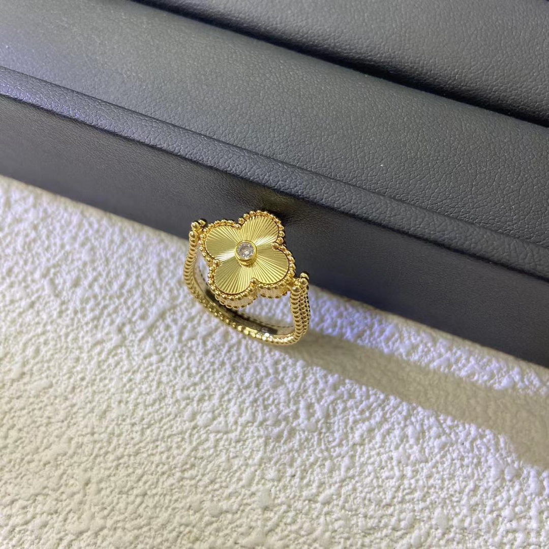 👑VCA车花➕蓝玛瑙可翻转四叶草戒指💍蓝玛瑙&玑镂雕花带钻绝美😍特别不撞款🉑️双面佩戴一次性拥有两枚戒指