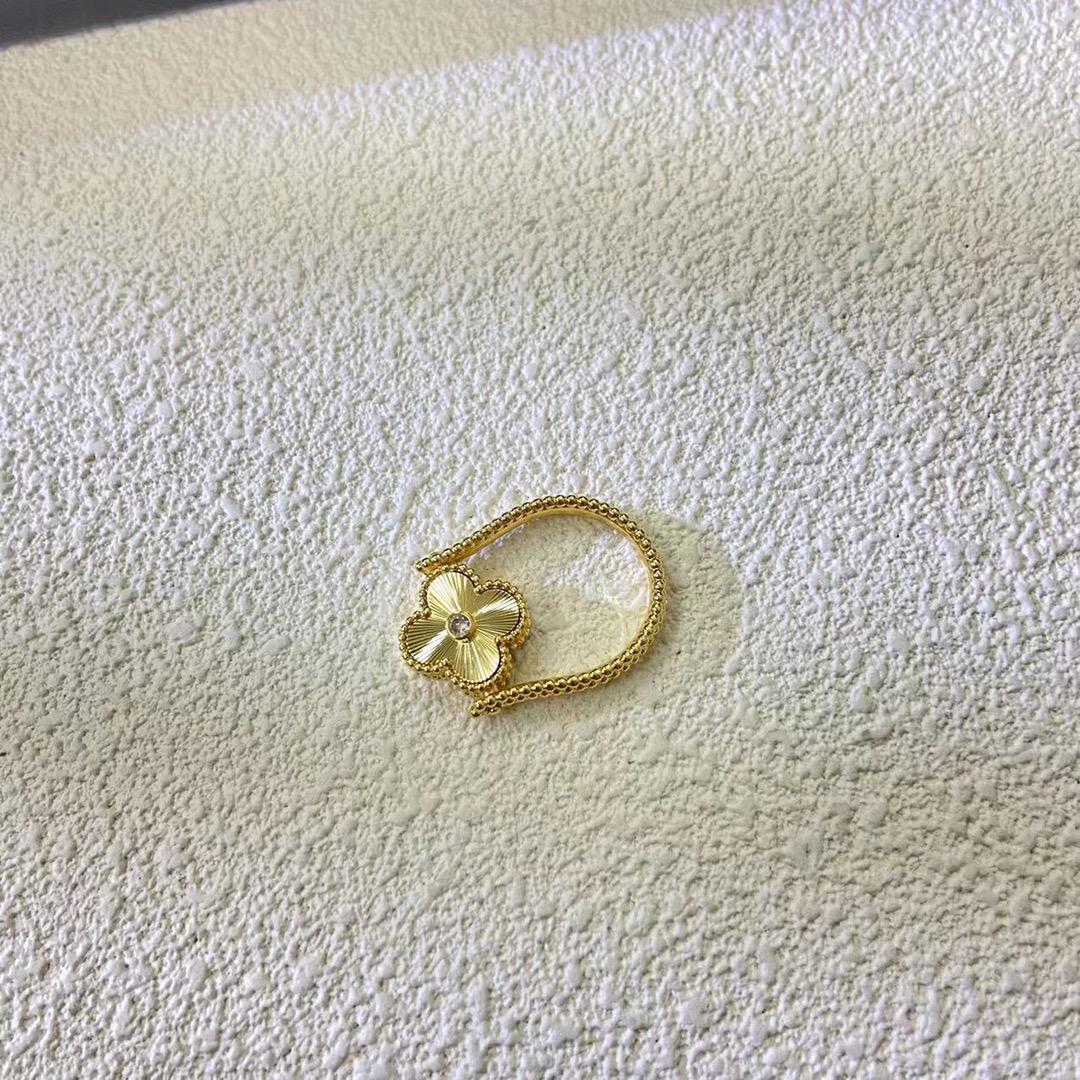 👑VCA车花➕蓝玛瑙可翻转四叶草戒指💍蓝玛瑙&玑镂雕花带钻绝美😍特别不撞款🉑️双面佩戴一次性拥有两枚戒指