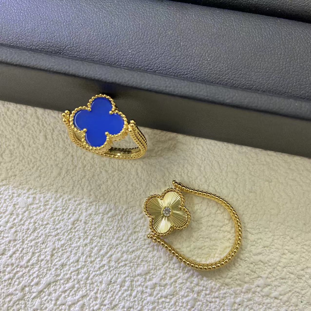 👑VCA车花➕蓝玛瑙可翻转四叶草戒指💍蓝玛瑙&玑镂雕花带钻绝美😍特别不撞款🉑️双面佩戴一次性拥有两枚戒指