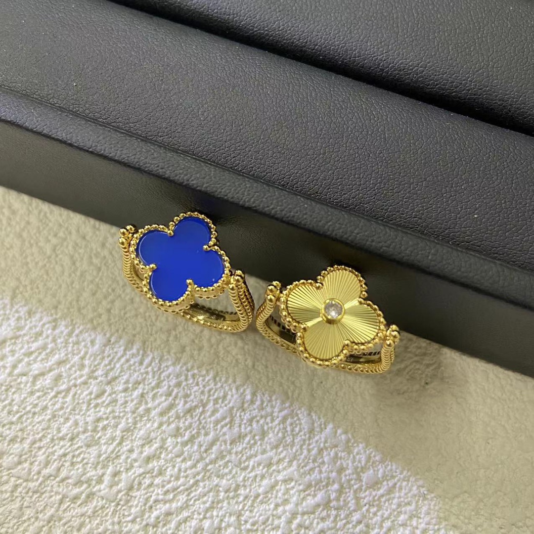 👑VCA车花➕蓝玛瑙可翻转四叶草戒指💍蓝玛瑙&玑镂雕花带钻绝美😍特别不撞款🉑️双面佩戴一次性拥有两枚戒指