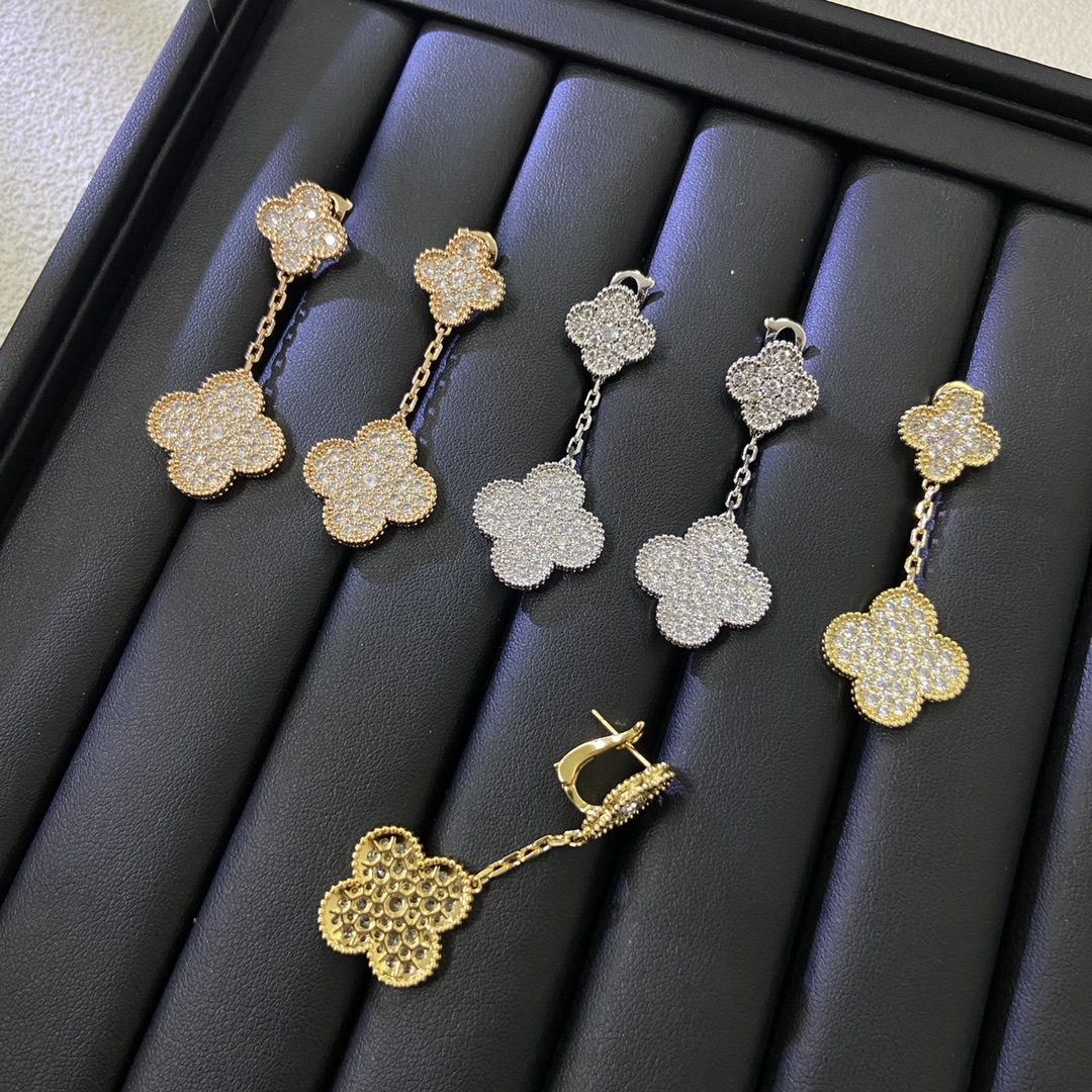 NO:379687,Van Cleef & Arpels New Two Flowers Full of Ears Cleef & Arpels Four-leaf Cleef This series has agile design, smooth lines and is easy to wear. It shows the possibility of infinite matching and brings a rich and diverse style to every woman's life., jewelry boutique, van clue19860909梵克雅宝耳拍 新品两花满钻耳拍 Cleef&Arpels 四叶草 此系列设计灵动,线条流畅,易于佩戴.展现无限搭配的可能,为每一位女性的生活带来丰富多样的风姿.,饰品精品,van cleef,Jewelry