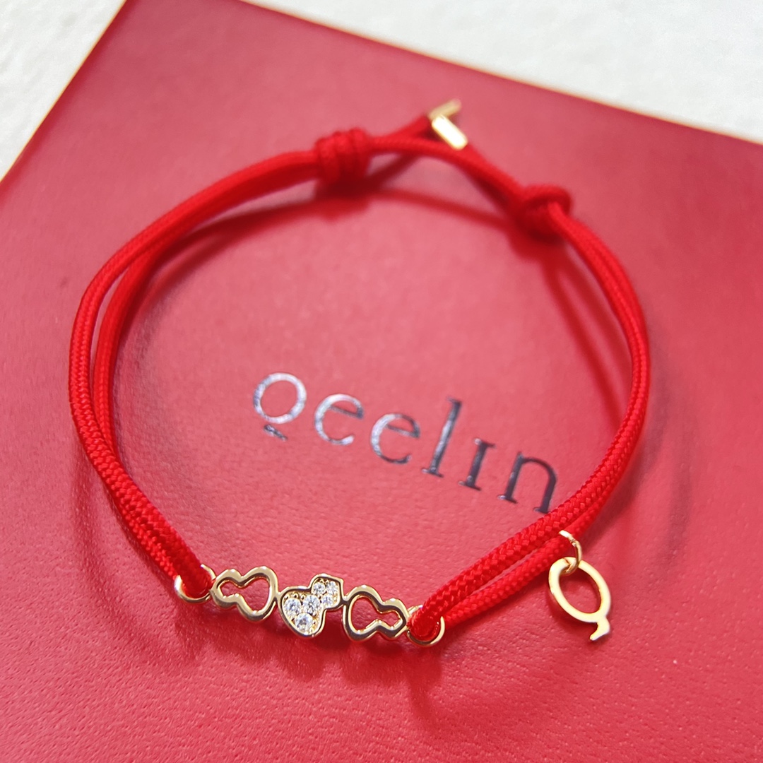 NO:105899,qeelin kirin gourd red rope bracelet, simple lines depict Wulu's beautiful shape, precious rubies turn into elegance on the wrist, Qeelin x Rebecca exclusive limited edition Wulu, how to use it to create the winter atmosphere., jewelry boutique, qeelin, bracelet19860909qeelin麒麟葫芦红绳手链,简约的线条刻画Wulu优美的形态,珍贵的红宝石化为腕间的优雅,Qeelin x 黎贝卡独家发售限量版Wulu,如何用它搭出冬日的气息.,饰品精品,qeelin,bracelet,Jewelry