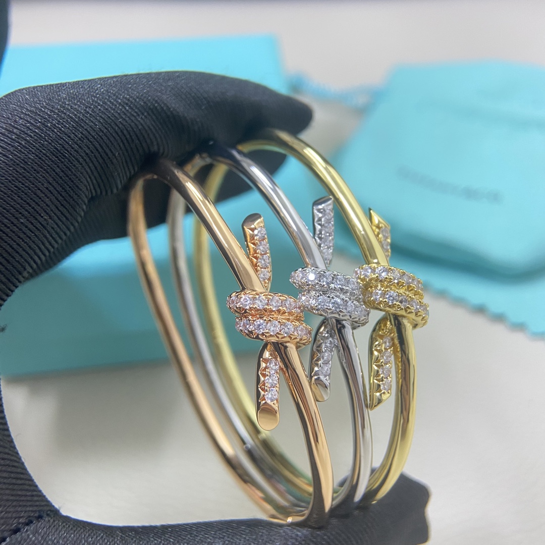 NO:583363,T's new edge series half-diamond knotted bracelet. High-end customized material inlaid with high-carbon diamonds. Fashionable and unique twisted knots symbolize the unique connection between the two. Eternal platinum, champagne, gold, electroplated thick gold, bracelets, jewelry boutiques, bracelets, gold19860909T家 新款 缘系列 半钻 打结 手镯 高端定制材质镶嵌高碳钻 以时尚别致缠绕绳结象征两人之前的特有连结 永恒不变 铂金 香槟 黄金色 电镀厚金 手镯,饰品精品,bracelet,gold,Jewelry