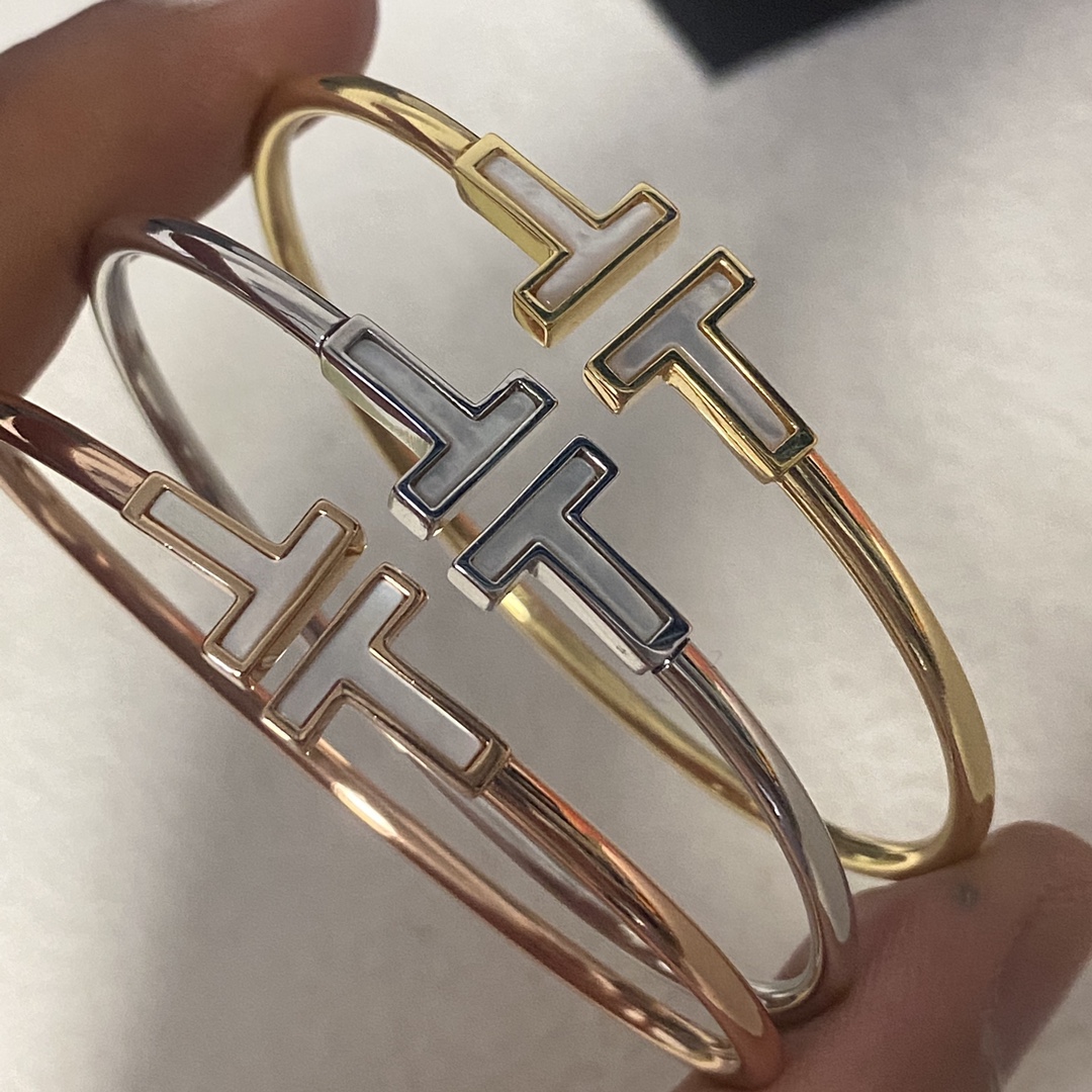 NO:109659,Tiffany double t bracelet, double t bracelet, single inner precision version double t bracelet, the texture is very good and it is perfect to ship it to you. Enlarge and zoom to see the details. The style is super positive, the spacing of elastic double t, inlaid claws, gold plated thickness and color Gold, rose gold platinum, three colors available Double t, jewelry quality, tiffany, bracelet, gold, gold plating19860909蒂芙尼双t手镯 双贝 单内精工版双t手镯 质感非常好做到满分才给你们出货的,放大放大放大看细节吧版型超级正,弹力双t的间距,镶嵌的爪子,镀金的厚度和颜色 黄金色 玫瑰金 铂金 三色可选 双贝,饰品精品,tiffany,bracelet,gold,gold plating,Jewelry