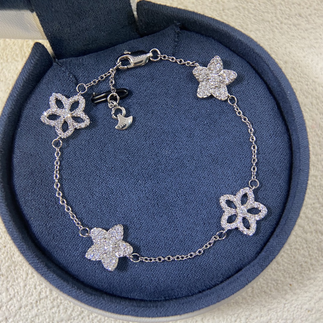 NO:381707,The flagship store of the big brand Graff Graff is launched simultaneously. The latest model Flower Bracelet Flower ratio is just right. It seems simple but very exquisite in the style and craftsmanship. Not to mention the customized love diamonds, the style is neat and has an impeccable beauty, and it looks very flexible. Platinum plated does not have allergies and does not fade. Simple style is classic and elegant. Bracelet, jewelry quality, graff, bracelet19860909大牌 Graff 格拉夫 旗舰店同步上新 最新款 花朵 手链 花朵比例恰到好处.看似简单却很考究版型工艺的一款,先不说定制的爱心钻,版型周正,拥有无可挑剔的美感,显得非常灵动 镀白金不过敏不掉色,简单款经典大方 手链,饰品精品,graff,bracelet,Jewelry