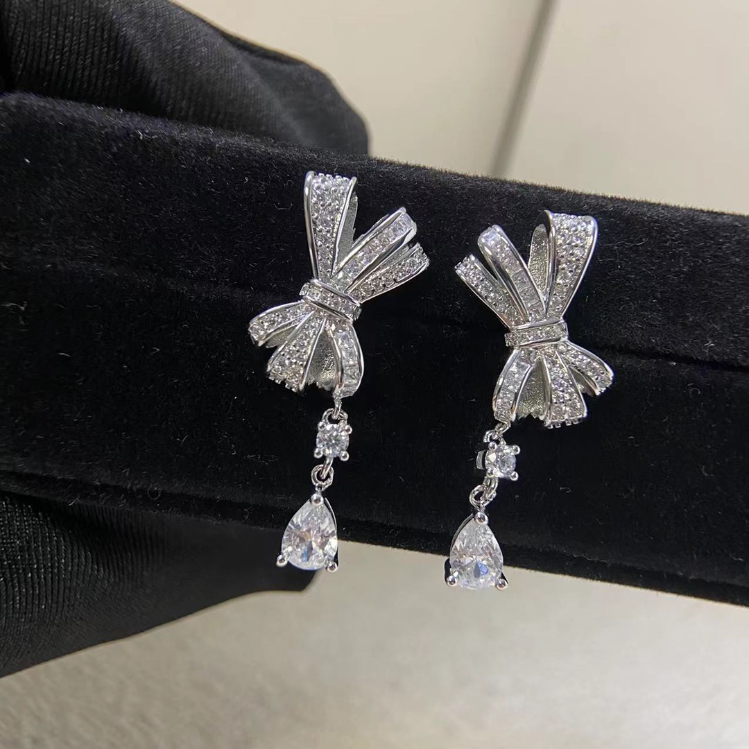NO:381704,Graff Bow Drop Drop Drill Earrings Elegant and sweet earrings Electroplating thick gold high-end luxury atmospheric A must-have for dinner and disco, fine accessories19860909Graff 格拉芙 蝴蝶结 水滴钻耳钉 优雅中带着甜美的一款耳钉 电镀厚金 高端奢华大气 晚宴蹦迪必备,饰品精品,Jewelry