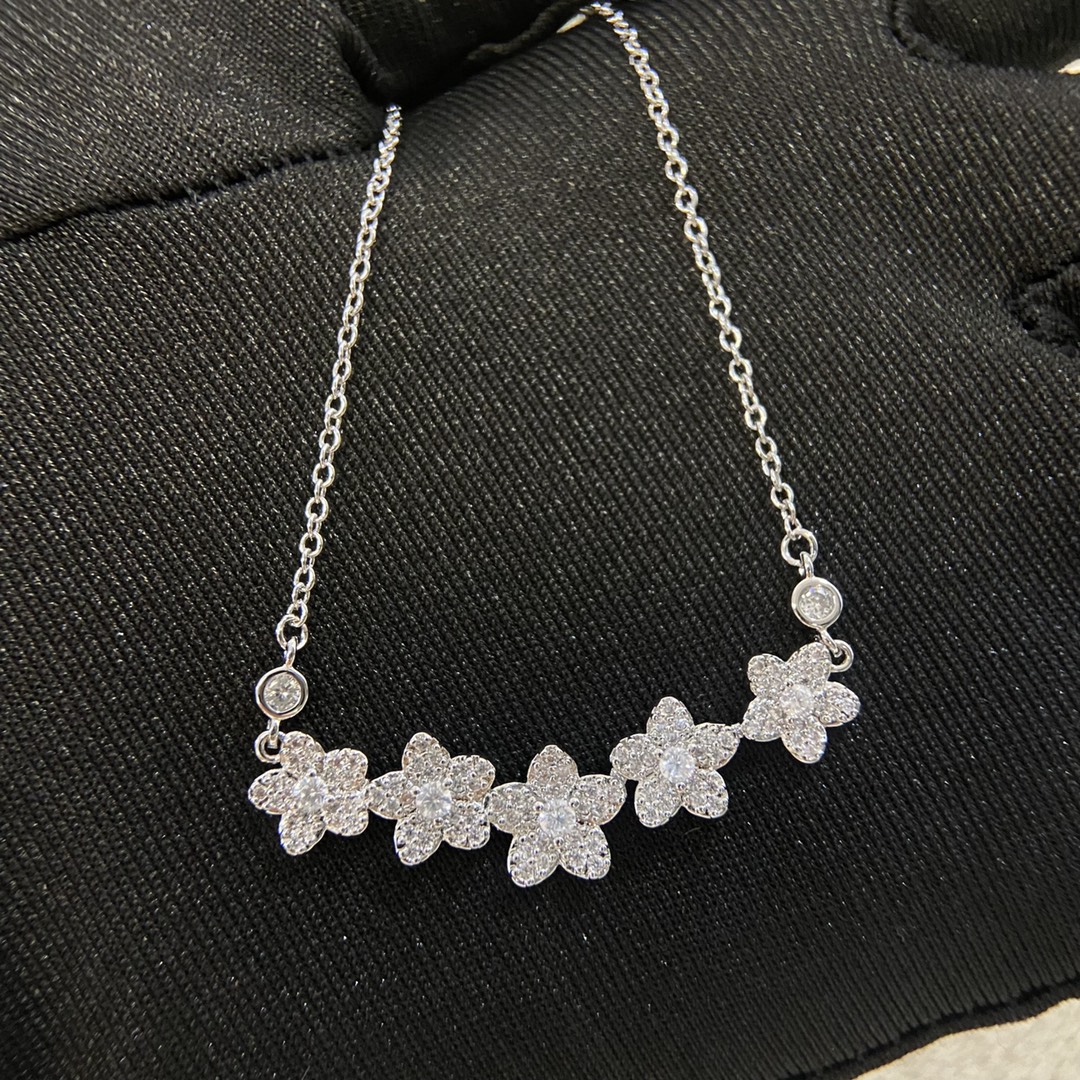 NO:381713,New product full diamond five-star necklace, Big Graff, Graff flagship store, new flowers, five-flower necklace, flowers, and flowers proportions are just right. A model that seems simple but exquisite in style and craftsmanship, not to mention the customized high-carbon diamonds, the style is neat and has an impeccable beauty, and looks very lively. Simple classic and elegant necklace, jewelry quality, graff, necklace19860909新品满钻五颗星项链 大Graff 格拉夫 旗舰店同步上新 花朵 五花 项链 花朵比例恰到好处.看似简单却很考究版型工艺的一款,先不说定制的高碳钻,版型周正,拥有无可挑剔的美感,显得非常灵动 简单款经典大方 项链,饰品精品,graff,necklace,Jewelry