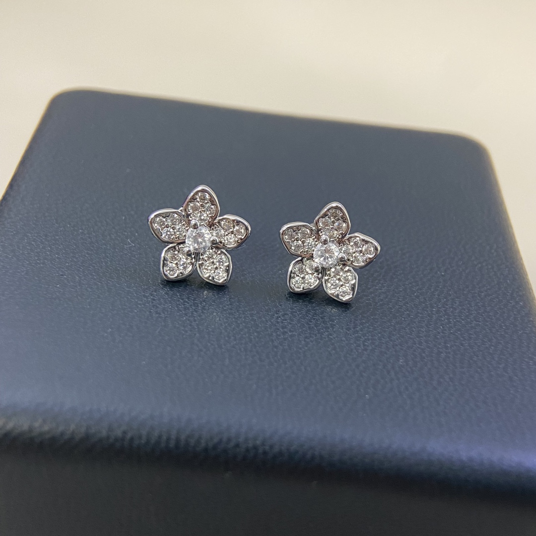 ¥108 格拉芙耳钉 新品满钻花瓣耳钉 