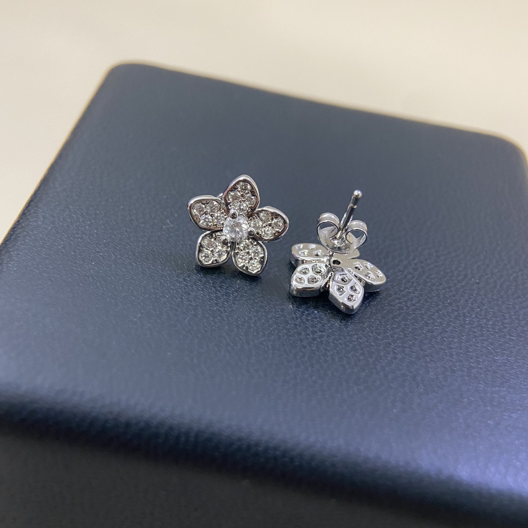 ¥108 格拉芙耳钉 新品满钻花瓣耳钉 