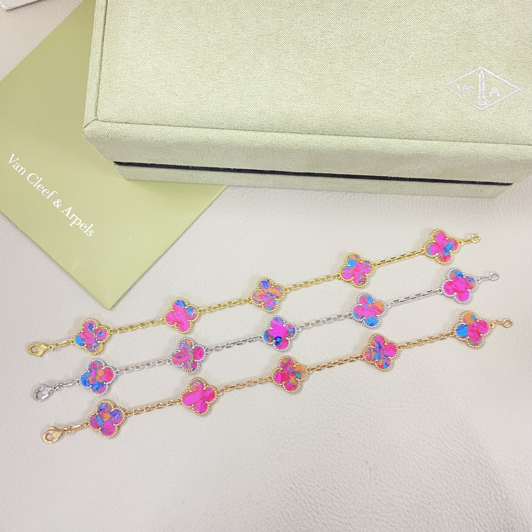 NO:588800,Van Cleef & Arpels Bracelet New Plum Red Four-leaf Clover Five-Flower Bracelet VCA Bracelet Seiko Version Four-leaf Clover This series has a smart design, smooth lines, and is easy to wear. It shows infinite matching possibilities and brings rich and diverse styles to every woman's life. Bracelet, jewelry boutique, van cleef, bracelet19860909梵克雅宝手链 新品彩梅红四叶草五花手链 VCA手链精工版本 四叶草 此系列设计灵动,线条流畅,易于佩戴.展现无限搭配的可能,为每一位女性的生活带来丰富多样的风姿 手链,饰品精品,van cleef,bracelet,Jewelry