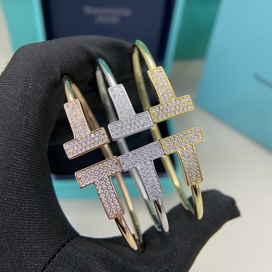 NO:583361,Tiffany's new wide version large size Double T full diamond bracelet #TiffanyT# series, one-to-one craftsmanship, high-end customization, original micro-inlaid craftsmanship, condenses the vitality of New York, showing the modern spirit when worn layer by layer. Simple and firm, brave to pursue dreams♀♀Rose gold, platinum and gold three-color bracelets, jewelry boutique, tiffany, bracelet, gold19860909蒂芙尼 新款 宽版大号 双T满钻 手镯#TiffanyT# 系列,一比一工艺 高端定制 原版微镶工艺 凝聚纽约的活力能量,层层叠戴之间,尽显摩登精神.简约坚定,勇敢逐梦♀♀玫瑰金白金黄金三色 手镯,饰品精品,tiffany,bracelet,gold,Jewelry
