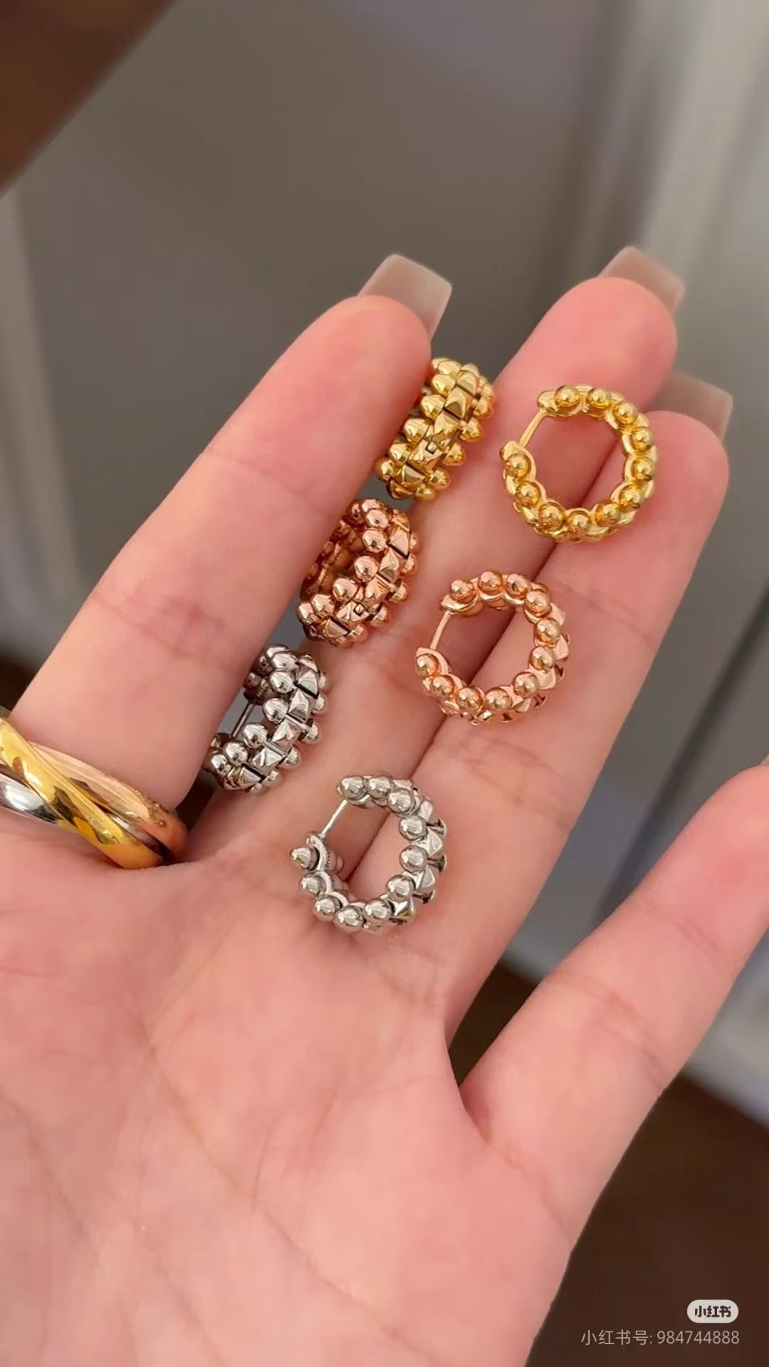 NO:687975,Cartier earrings new version rivets glossy earrings the most popular one a very personalized one. Timeless classic very popular in recent years same high-end craftsmanship different prices real gold texture electroplated thick gold platinum gold earrings, jewelry boutique, cartier, earrings19860909卡地亚耳扣 新版 柳钉 光面 耳扣 最受欢迎的一 非常个性的一款. 永恒经典 近年来很火 高端一样的工艺 不一样的价格 真金质感 电镀厚金 铂金色 耳环,饰品精品,cartier,earrings,Jewelry