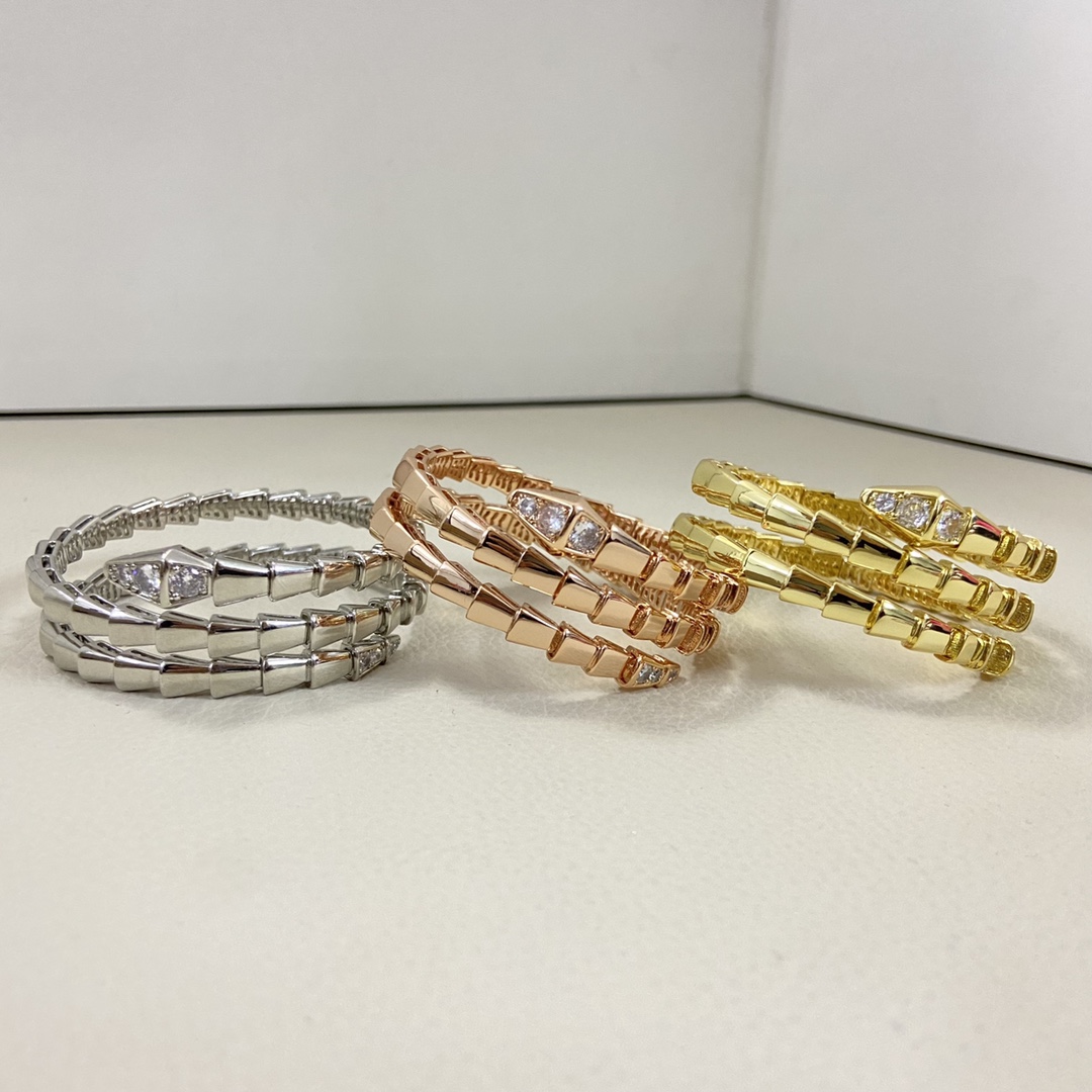 NO:687992,Bvlgari Stretch Head and Tail Diamond Triple Circle Snake Bracelet Latest Series Classic Hot BVLGARI Bvlgari Snake Bracelet. It captures the charm, temptation and charming sensuality of Serpenti bracelet with an intoxicating and exquisite design, as a tribute to its spiritual beast. The scales of this bracelet are pavé diamonds, and the pear-shaped brilliant-cut diamonds show the ultimate light, showing the unique spreading curve of the spiritual snake, spreading and lingering on the hand, charming and moving. White gold rose gold original version  Engraved with logo!  ,Boutique jewelry,bottega veneta,bvlgari,bvlgari,bracelet19860909宝格丽弹力头尾钻三圈蛇形手镯 最新 系列 经典 火爆 BVLGARI宝格丽蛇手镯.以令人沉醉的绝妙设计捕捉Serpenti手镯的魅力、诱惑和迷人的性感,以此向其灵兽致敬.此款手镯鳞片密镶钻石,梨形明亮式切割钻石尽显极致光芒,呈现灵蛇独有的蔓延弯曲,在手部蔓延萦绕,魅惑动人. 白金 玫瑰金原版 刻有logo！,饰品精品,bottega veneta,bvlgari,bvlgari,bracelet,Jewelry