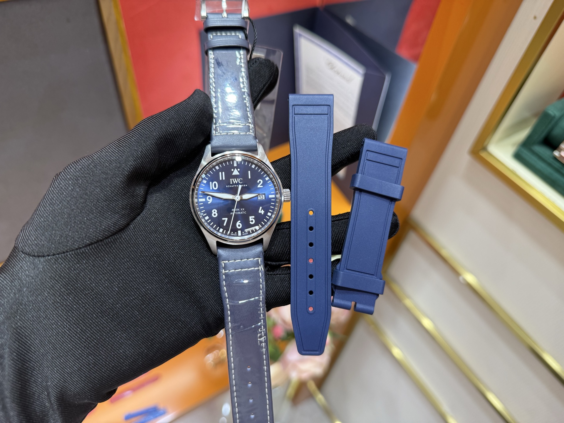 NO:392207,IWC Mark Twenty Blue, classic without saying anything. Model IW328203 (40mm) The refreshing blue dial is eye-catching!  This Mark XX evolved from Mark XVIII. The steel case is brushed and looks very high-end at first glance. The colored dial is in sharp contrast with the white scale and pointers, which is clear and easy to read, iwc19860909IWC万国马克二十蓝,经典无需多言 型号IW328203(40mm)  表盘清爽的蓝色令人眼前一亮！这款Mark XX是由Mark XVIII演变而来,钢制表壳经过拉丝处理,一眼望去非常高级,彩色表盘与白色刻度和指针形成鲜明对比,清晰易读,,iwc,Watch