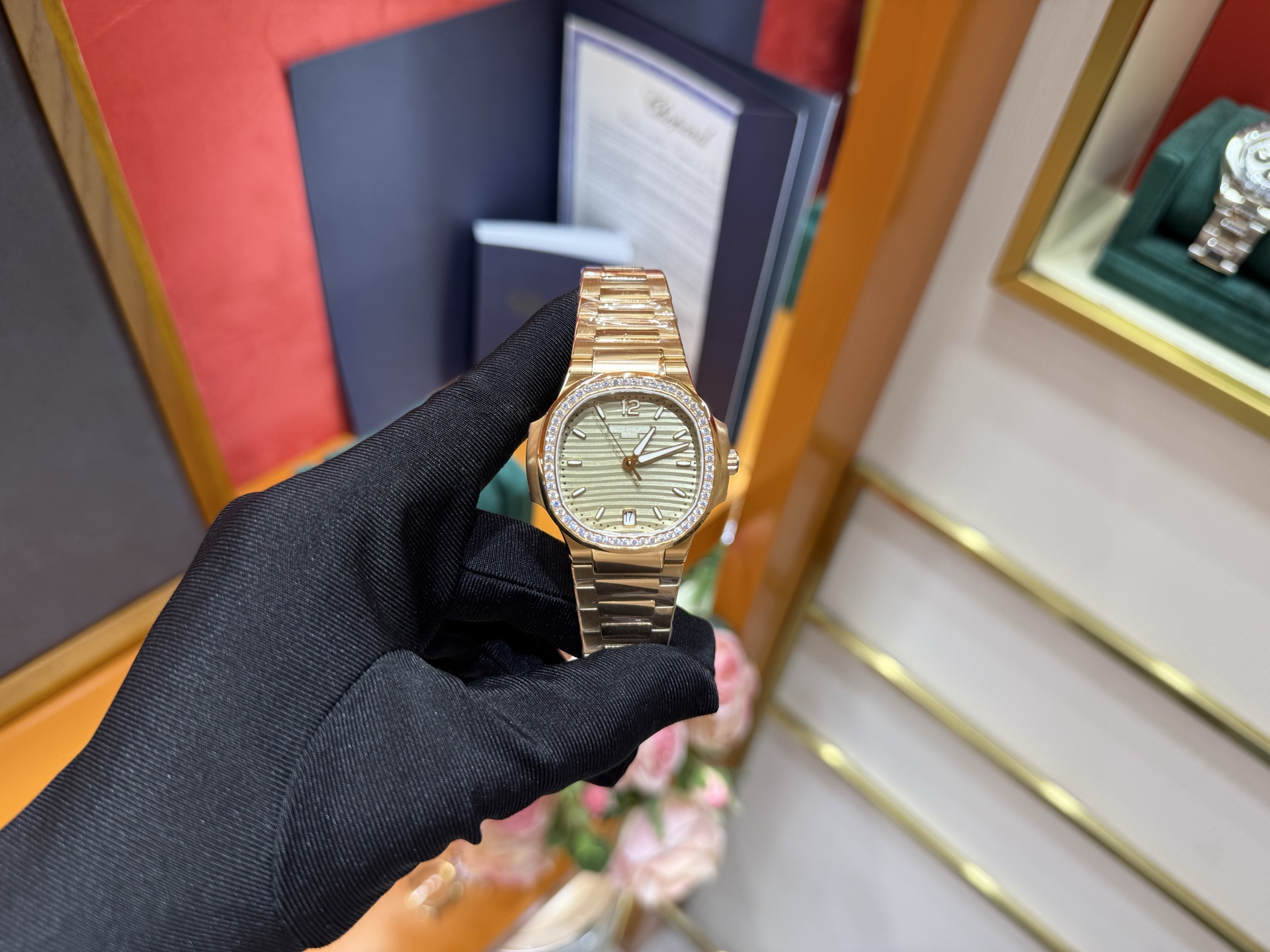 NO:392225,Patek Philippe Sports Elegant Series Female Nautilus Women's Model 1. Equipped with Cal.324SC integrated automatic winding movement, kinetic energy storage for 45 hours, vibration frequency of 28,800 per hour 2. The watch size is 35.2 mm, the shell thickness is 8.62 mm 3. The case, steel belt, made of 316L fine steel imported from Germany, CNC engraving and restoration, perfect presentation 4. The inlay of 56 Swarovski crystal diamonds are the same as the number of genuine diamonds. 18k gold electroplating chrome technology, anti-allergic, high hardness, wear-resistant, corrosion-resistant, and bright color 5. The double-sided anti-glare sapphire crystal glass of the watch glass 6. The literal color is the same as the genuine one, swarovski, patek philippe19860909百达翡丽运动优雅系列 女鹦鹉螺 女款型号 1.搭载Cal.324SC一体自动上链机芯,动能储存45小时,振频28800每小时 2.腕表尺寸直径35.2毫米,壳身厚度8.62毫米 3.表壳,钢带,采用德国进口316L精钢材质,CNC雕刻复原,完美呈现 4.镶嵌56颗施华洛世奇水晶钻与正品钻石数量一致 .18k金电镀铬工艺 防过敏 硬度高 耐磨耐腐 色泽光鲜 5.表镜双面防眩目蓝宝石水晶玻璃 6.字面色泽均与正品一致,,swarovski,patek philippe,Watch
