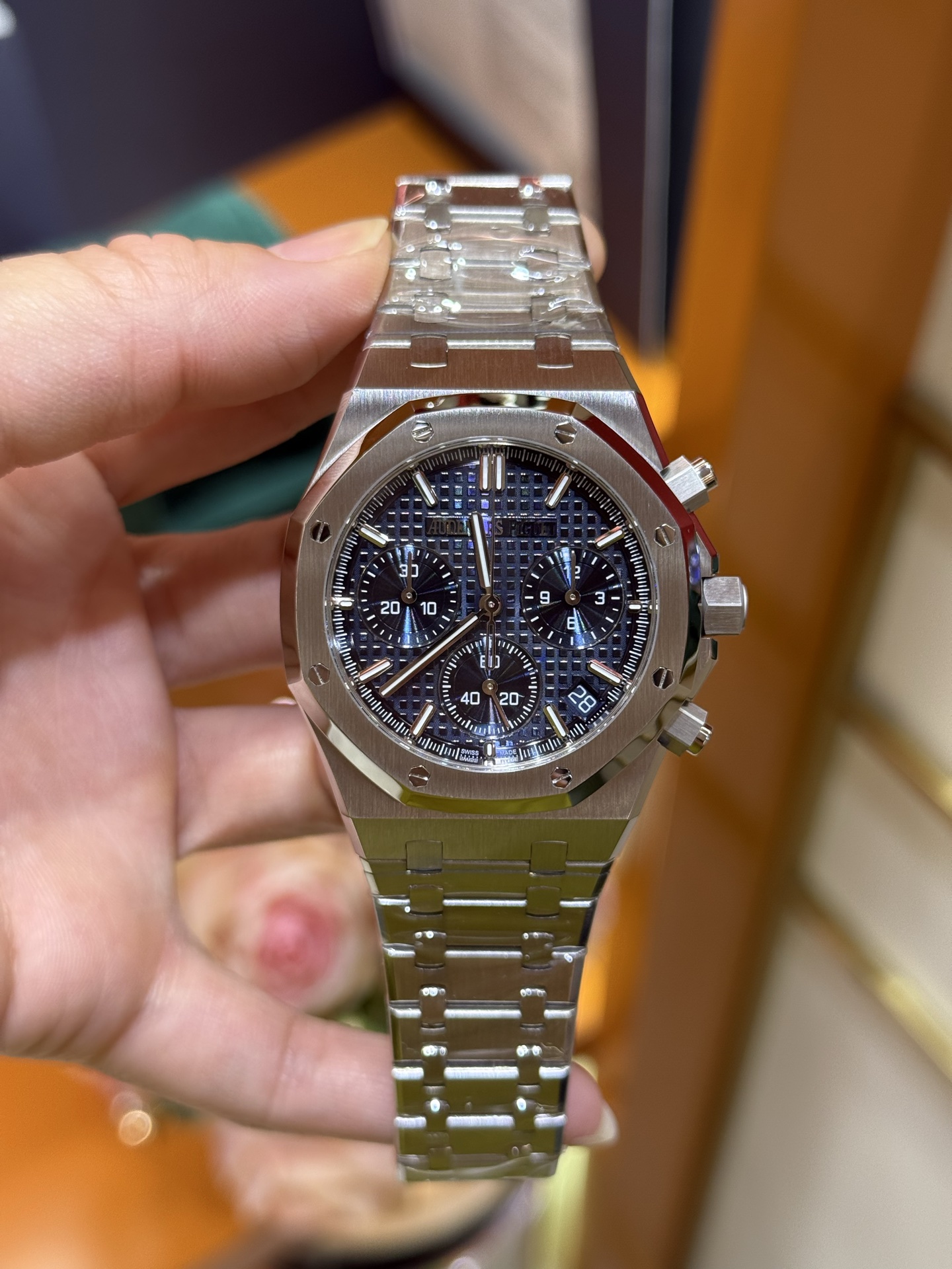 NO:392261,The most handsome A new ultra-thin out-of-stock king 26240 blue disk The most handsome top version configuration Look at the picture and identify the details,19860909最帅A 新款超薄断货王26240蓝盘 最帅顶级版配置 看图 认准细节图,,Watch