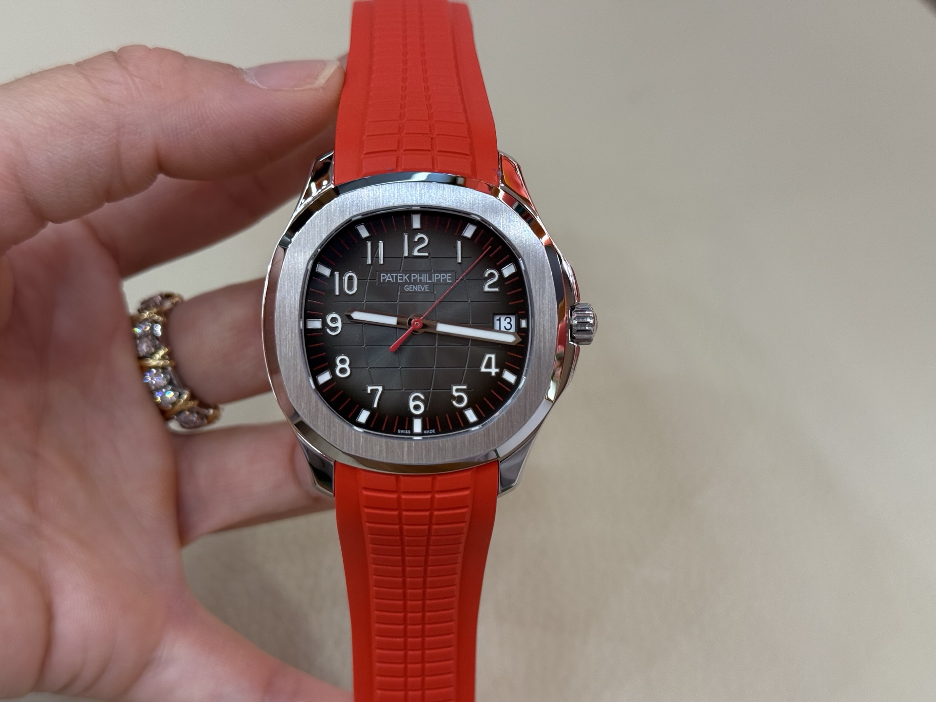 NO:392294,Nautilus launched the upgraded original machine noise-free lettering version. Detailed upgrade interpretation: 1. The upgraded movement is fully engraved, clear and wear-free, and the texture is ultimate. 2. The upgraded automatic trolley pieces adopts Swiss super precision bearings, and the industry's unprecedented installation trolley pieces technology to achieve 100% noise reduction. 3. The original movement, without fake clips, no fake balance wheels, and no fake rubies, fully replicated the out-of-print high-quality 324SC movement of 3.3 mm. 4. The upgraded dial scale is luminous and bright, and the overall achieves harmonious and synchronous brightness. 5. Nautilus currently improves the colors consistent with the authentic products, killing the details and workmanship of other factories in the dial. 6. Each watch in the calendar window has been horizontally positioned without deflection.  7. Adjust the gear smoothness of the head and debug to the best state. Make the upgraded grenade adjustment time and the feel of the winding chain smooth. 8. Upgrade the thickness of the entire watch is 8.3 mm, perfectly realizing the thinnest mechanical watch on the entire network, equivalent to the original thickness. It is extremely comfortable to wear. 9. The emphasis is on adjusting the calendar clockwise of the 324Sc movement, that is, adjusting the calendar from up to down. Pay attention to the analysis consistent with the authentic product. 10. When adjusting the time, pull the crown second gear. The large second hand does not stop. It is also consistent with the authentic product. Patek Philippe 5711 Nautilus, upgraded to the original machine noise-free lettering version, Patek Philippe19860909鹦鹉螺推出升级原版机无噪音刻字版. 详细升级解读: 1.升级机芯全部精雕刻字,清晰不磨损,纹理做到极致. 2.升级自动陀片,采用瑞士超精密轴承,业界史无前例的安装陀片工艺.做到百分百降噪音. 3.原版机芯,无假夹版,无假摆轮,无假红宝石完整的复刻出3.3毫米的绝版高品质324SC机芯. 4..升级表盘刻度夜光超亮,而且整体做到和谐一致同步亮度. 5.鹦鹉螺目前改进与正品一致的颜色,秒杀其他工厂的表盘细节和做工. 6.日历窗口每一只手表做了水平正位,不出现偏斜遮挡. 7.把头调节档位顺畅度的多次调试,调试到最佳状态.使得升级版手雷调校时间和上链的手感畅顺 8.升级了整个手表厚度8.3毫米,完美实现全网最薄机械表,等同原装厚度.佩戴起来舒适无比. 9.重点强调324Sc机芯顺时针调日历,也就是由上往下调日历.注意辨析和正品一致. 10.调节时间的时候,拉表冠二挡.大秒针是不停止的.和正品也是一致. 百达翡丽5711鹦鹉螺,升级原版机无噪音刻字版,,patek philippe,Watch