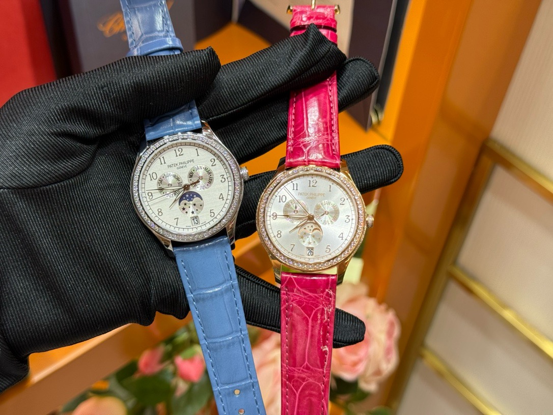 NO:384982,Xiaohongshu hits, the most beautiful female calendar watch, the existence of the ceiling, a creation that took three years, restored the proportional size and movement function of 'ZP' The latest launch of Patek Philippe complex function timepiece series 4947G, 4948G, 4947R, 4948R, and 4948R are equipped with multi-functional designs, awakening female hormones, presenting a unique and cool luxury. Only the rigorous and yet charming design can be worthy of those beautiful women in the world [Case focus] rose gold and platinum style, the shell is made of stainless steel 904  EPPT electroplating technology [Dial details] have cloth patterns, shells, radiation and other surfaces, real materials are restored at any cost, digital scales are exclusively customized, the pattern surface moon phase and calendar circle are even more enlarged, double-layer restoration [Diamond technology] adopts 'Moisanite diamond' inlay. Due to the difficulty of inlay, the size and position can be restored as much as possible [size] Diameter 38mm Thickness 11mm [Movement restoration] overcomes the four practical functions of the movement - synchronized 'ZP' 1 uses original imported automatic machinery as the basic movement Replica Cal.324 S QA LU movement Restores the 'left' swing arm balance wheel 2 calendar can be adjusted quickly or jumped in time, the moon phase can be rotated once a month, and can be adjusted quickly. The date drives the jump for 3 weeks, and can be adjusted quickly.  In April, manual adjustment is the same as ZP, and can be quickly adjusted [watch strap] Italian calfskin, manually disassembled and stretched ears, cowhide19860909小红书爆款 最美年历女表 天花板的存在 历时3年创举之作,复原“ZP”比例尺寸与机芯功能 最新推出 百达 翡丽复杂功能时计系列4947G、4948G、4947R、4948R搭载多功能的设计,焕醒女性荷尔蒙,呈现别具一格的高冷奢华,只有严谨而又不失风韵的设计,才配得上那些遗世佳人【表壳专注】玫瑰金与白金款式,外壳由精钢904 采用EPPT电镀技术【表盘细节】分别有布纹、贝壳、放射等面,真材实料不惜成本复原,数字刻度丁更是专属定制,布纹面月相与日历圈更是放大细节,双层复原【镶钻技术】采用“莫桑钻”镶嵌,由于镶嵌难度大,尽可能复原尺寸大小与位置【尺寸一致】表径38mm 厚度11mm【机芯还原】攻克机芯4大实用功能—同步“ZP” 1采用原装进口自动机械 作为基础机芯 复刻Cal.324 S QA LU机芯 复原ZP一样“左”摆臂摆轮 2日历可快调或顺时跳,  月相一个月转一圈,可快调 3星期由日期带动转跳,可快调 4月份与ZP一样手动调,可快调【表带】意大利小牛皮,搭手动拆卸伸耳,,cowhide,Watch