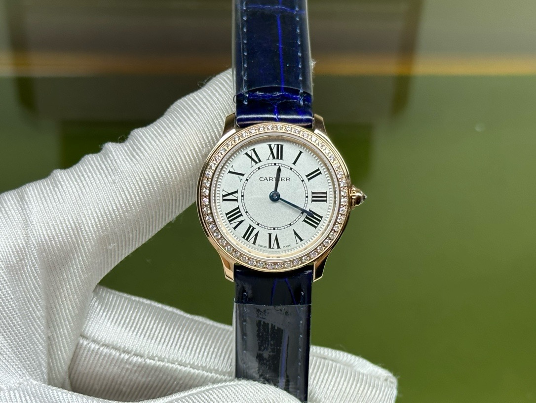 NO:385040,Cartier Ronde Louis Quartz Rose Gold Alligator Leather Strap Watch Cartier London New Series is launched, with top-quality original quality!  The dial is 29mm in diameter and thickness of 7.54mm, the living waterproof depth is 3 bar (about 30 meters) 18K gold version, one watch and one certificate. The warranty card has three codes consistent with the Cartier 157 original quartz movement, accurate time travel. The strap is made of imported American crocodile leather and original pin buckle. It is comfortable to wear and has a good texture!  Among the many series of Cartier series, the London series inherits a round shape, with Roman numeral hour markers, sword-shaped blue steel hands, cabochon crowns and orbital minute circles to interpret Cartier's classic timepiece aesthetics. Finally, let me talk about this product, regardless of the material details of the workmanship and accessories, louis vuitton, cartier, cartier, crocodile skin19860909Cartier卡地亚RondeLouis石英玫瑰金鳄鱼皮表带手表 卡地亚伦敦新款系列全新推出,顶级原单品质！表盘直径29mm 厚度7.54mm,生活防水深度3巴（约30米）18K金版本,一表一证.保修卡三码一致卡地亚157原装石英机芯,走时精准.表带采用进口美洲鳄鱼皮搭配原装针扣.佩戴舒适,质感上佳！卡家众多系列之中伦敦系列承袭圆润造型以罗马数字时标、剑形蓝钢指针搭配凸圆形表冠和轨道式分钟圈演绎卡地亚的经典时计美学 .最后说一下 这个货无论做工配件材质细节都是一流,,louis vuitton,cartier,cartier,crocodile skin,Watch