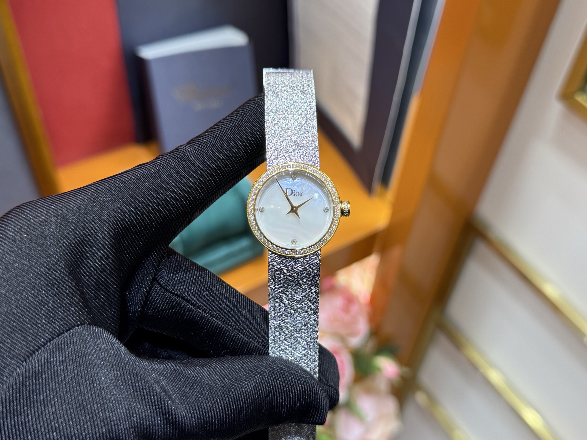 NO:617824,The new Dior diamond watch is here!  The La d de dior Satine series of high-end fairy watches vividly presents the essence of Dior watchmaking and its precious and elegant style. The Milan mesh-woven stainless steel bracelet is super delicate and perfectly fits the slender wrists of the fairies. It shines brightly and dazzlingly under the light!  Original Dior dial diameter ~25mm, original ETA quartz movement, lid-shaped sapphire glass, blue light anti-glare effect, literally inlaid with 4 vs. 1.3 South African real diamonds!  The crown is inlaid with Swarovski diamonds, and they are super carefully selected to ensure that every diamond is a diamond of excellent color!  Grade A mother-of-pearl dial, great texture!  Polished crown princess hands. Comes with a counter jewelry bag and a strap removal tool. Bulingbuling shiny watch is really the favorite of fairies!  The woven mesh straps are super comfortable!  It is definitely a classic women's watch worth buying. It is beautiful and elegant, very light and friendly to thin wrists. It will never overwhelm you, but it must be the icing on the cake. You can match it with any style of clothing. The real thing is very exquisite, low-key and versatile!  Comes fully packaged!  ,,dior,dior,swarovski19860909新款迪奥,钻石腕表来了！La d de dior Satine系列高级仙女腕表,生动呈现了迪奥制表的精魂,弥足珍贵的高雅风格.米兰网织工艺精钢表链,超级秀气,完美契合仙女们纤细的手腕,在光线下bulingbuling亮闪闪,光彩夺目！原单Dior 表盘直径～25mm,原装ETA 石英机芯,锅盖形蓝宝石玻璃,蓝光防炫效果,字面镶嵌4颗vs1.3南非真钻！表冠镶嵌施华洛世奇钻,超级精挑细选确保每一粒钻石都是是成色上佳的美钻！A级贝母表盘,质感超棒！抛光太子妃指针.送专柜首饰袋和拆卸表带工具一支.bulingbuling闪的手表,真真是仙女们的心头爱了！编织网带超级舒适！绝对是值得入的一只经典女装表,好看又气质,很轻便而且对细手腕友好,永远不会喧宾夺主、但一定是锦上添花、无论是穿什么风格衣服都可以搭配它,实物很精致、低调又百搭！全套包装出！,,dior,dior,swarovski,Watch