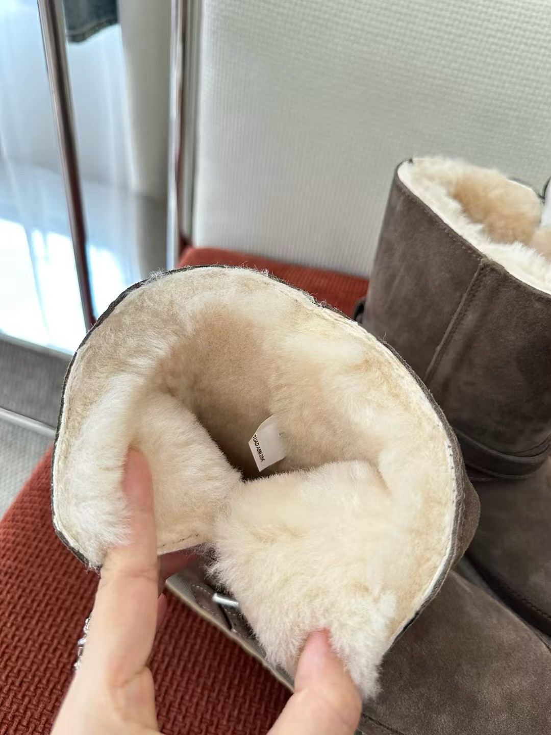 🔥𝐔𝐆*𝐆 25ss 新款蓓琳娜搭扣款短靴｜原版购入代购级别材质与工艺：面料：100%翻毛皮皮革衬里：羊