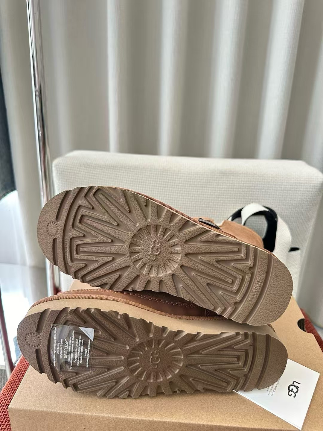🔥𝐔𝐆*𝐆 25ss 新款蓓琳娜搭扣款短靴｜原版购入代购级别材质与工艺：面料：100%翻毛皮皮革衬里：羊