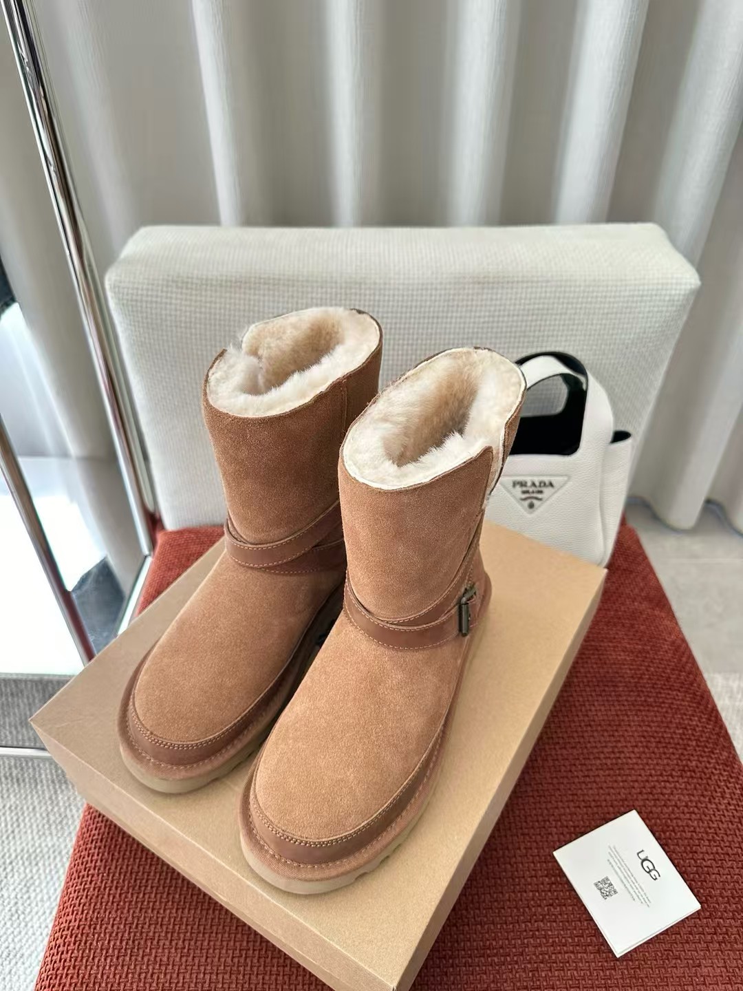 🔥𝐔𝐆*𝐆 25ss 新款蓓琳娜搭扣款短靴｜原版购入代购级别材质与工艺：面料：100%翻毛皮皮革衬里：羊