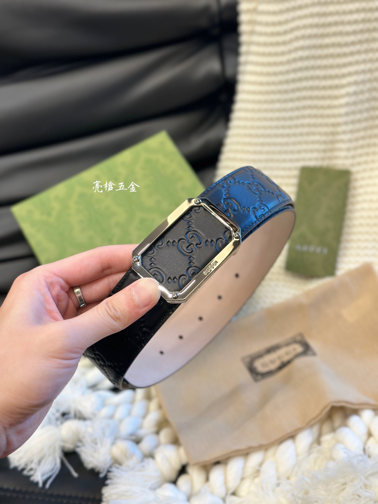 📿 古家 Guc* 高端商务百搭腰带 ➕ 自用送礼的绝佳之选！

🌟 经典双G扣设计&mdash;&mdash;灵感源自70年代典藏元素，金属光泽扣头搭配互锁G细节，吸睛却不张扬，轻松提升整体质感。

✨ 顶级工艺：

▫ 定制真皮+GG帆布，4cm宽度适配高腰/低腰穿搭

▫ 真空电镀五金，耐磨不掉色，金色光泽持久高级

▫ 环保工艺制作，细节处处彰显匠心

🖤 极简黑金银配色：低调黑色革身 &times; 闪耀金色扣头，通勤、聚会、混搭统统驾驭！

📦 同款全套包装，附赠丝带礼盒，自用彰显品位，送礼体面过人！

💬 心动私聊｜*￥带走千元品质 👇
p160