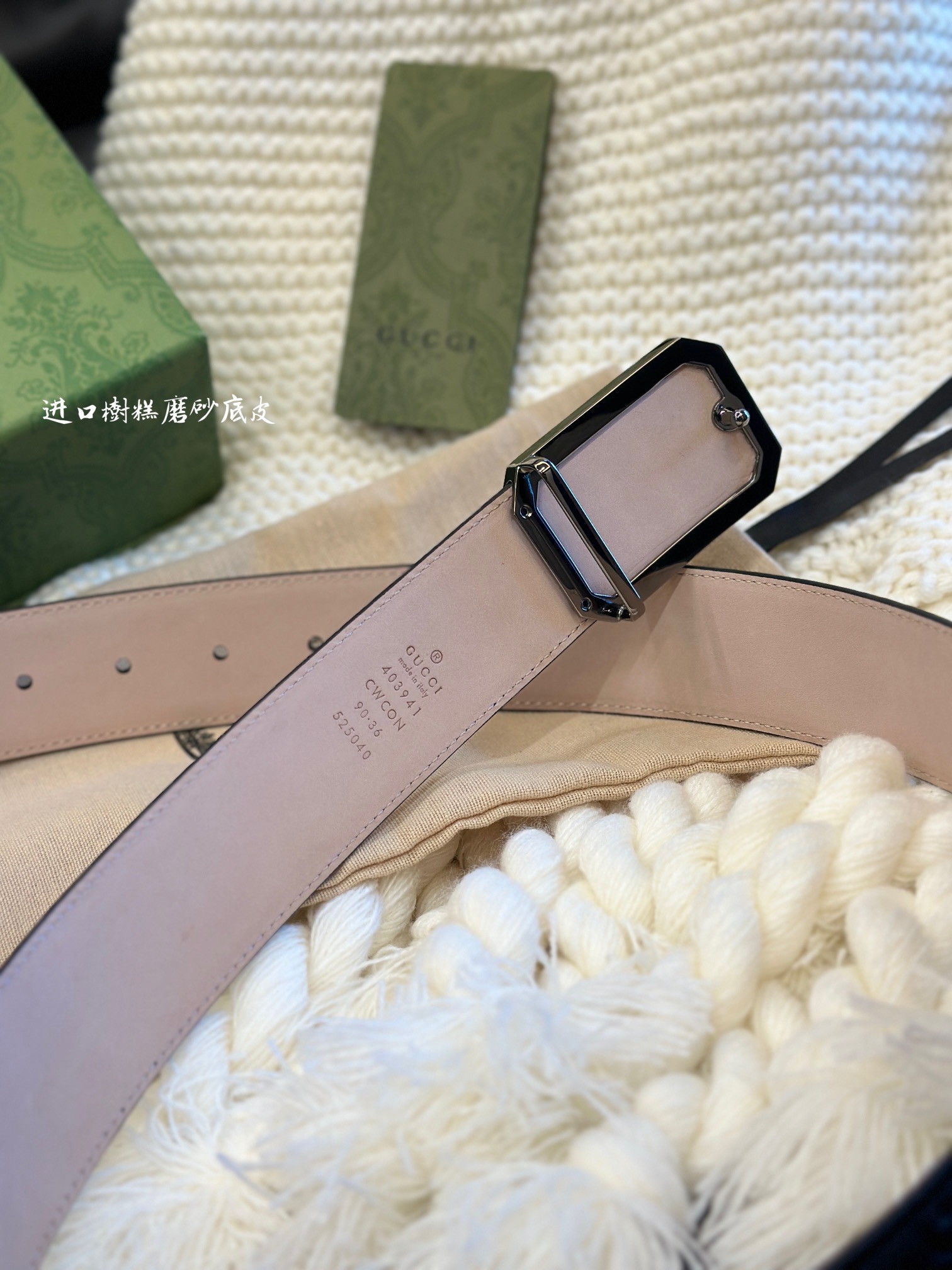 📿 古家 Guc* 高端商务百搭腰带 ➕ 自用送礼的绝佳之选！

🌟 经典双G扣设计&mdash;&mdash;灵感源自70年代典藏元素，金属光泽扣头搭配互锁G细节，吸睛却不张扬，轻松提升整体质感。

✨ 顶级工艺：

▫ 定制真皮+GG帆布，4cm宽度适配高腰/低腰穿搭

▫ 真空电镀五金，耐磨不掉色，金色光泽持久高级

▫ 环保工艺制作，细节处处彰显匠心

🖤 极简黑金银配色：低调黑色革身 &times; 闪耀金色扣头，通勤、聚会、混搭统统驾驭！

📦 同款全套包装，附赠丝带礼盒，自用彰显品位，送礼体面过人！

💬 心动私聊｜*￥带走千元品质 👇
p160