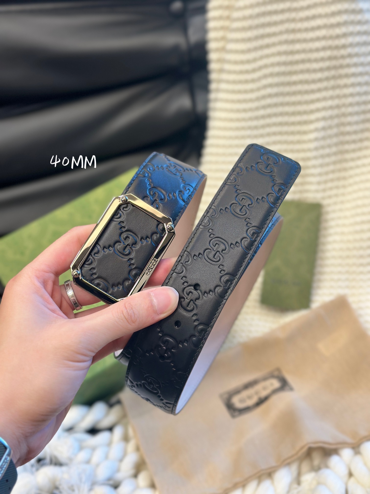 📿 古家 Guc* 高端商务百搭腰带 ➕ 自用送礼的绝佳之选！

🌟 经典双G扣设计&mdash;&mdash;灵感源自70年代典藏元素，金属光泽扣头搭配互锁G细节，吸睛却不张扬，轻松提升整体质感。

✨ 顶级工艺：

▫ 定制真皮+GG帆布，4cm宽度适配高腰/低腰穿搭

▫ 真空电镀五金，耐磨不掉色，金色光泽持久高级

▫ 环保工艺制作，细节处处彰显匠心

🖤 极简黑金银配色：低调黑色革身 &times; 闪耀金色扣头，通勤、聚会、混搭统统驾驭！

📦 同款全套包装，附赠丝带礼盒，自用彰显品位，送礼体面过人！

💬 心动私聊｜*￥带走千元品质 👇
p160