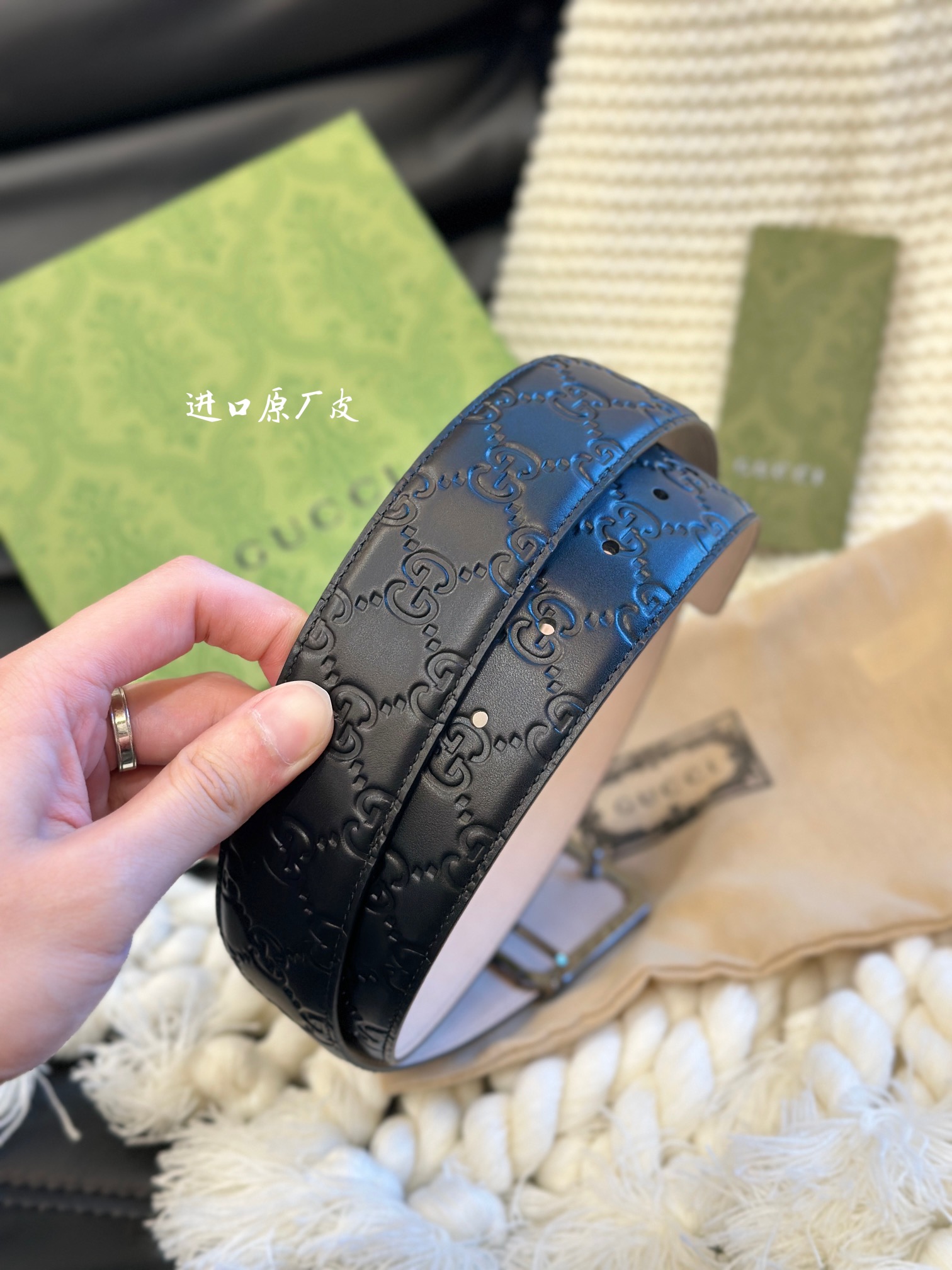 📿 古家 Guc* 高端商务百搭腰带 ➕ 自用送礼的绝佳之选！

🌟 经典双G扣设计&mdash;&mdash;灵感源自70年代典藏元素，金属光泽扣头搭配互锁G细节，吸睛却不张扬，轻松提升整体质感。

✨ 顶级工艺：

▫ 定制真皮+GG帆布，4cm宽度适配高腰/低腰穿搭

▫ 真空电镀五金，耐磨不掉色，金色光泽持久高级

▫ 环保工艺制作，细节处处彰显匠心

🖤 极简黑金银配色：低调黑色革身 &times; 闪耀金色扣头，通勤、聚会、混搭统统驾驭！

📦 同款全套包装，附赠丝带礼盒，自用彰显品位，送礼体面过人！

💬 心动私聊｜*￥带走千元品质 👇
p160
