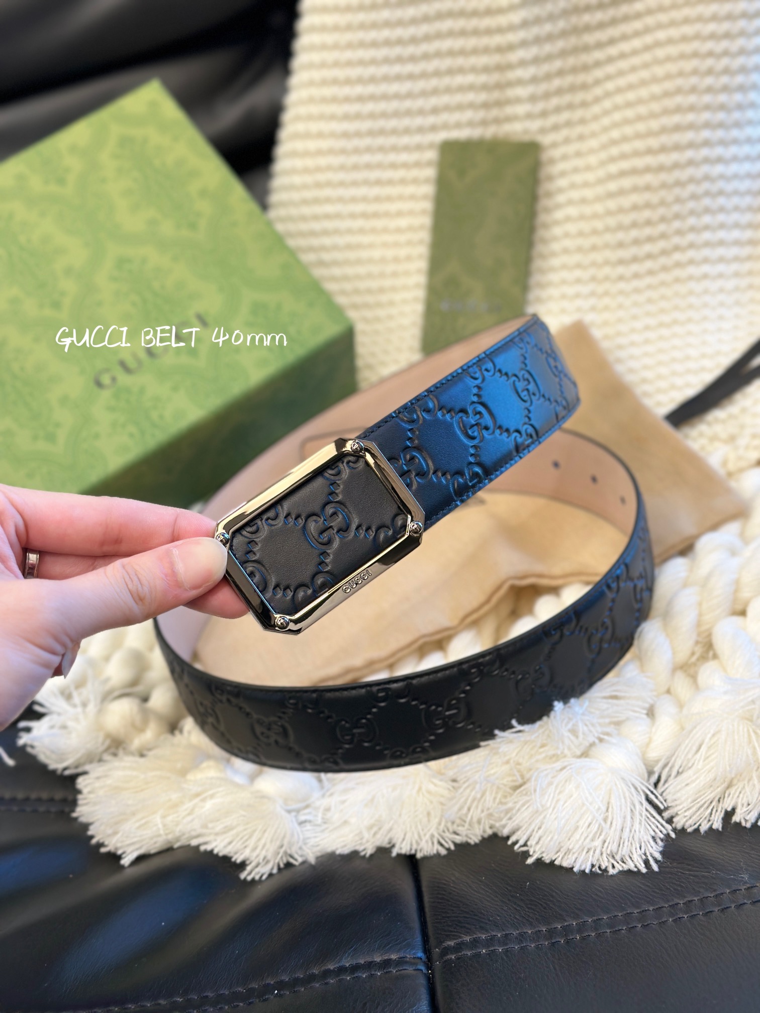 📿 古家 Guc* 高端商务百搭腰带 ➕ 自用送礼的绝佳之选！

🌟 经典双G扣设计&mdash;&mdash;灵感源自70年代典藏元素，金属光泽扣头搭配互锁G细节，吸睛却不张扬，轻松提升整体质感。

✨ 顶级工艺：

▫ 定制真皮+GG帆布，4cm宽度适配高腰/低腰穿搭

▫ 真空电镀五金，耐磨不掉色，金色光泽持久高级

▫ 环保工艺制作，细节处处彰显匠心

🖤 极简黑金银配色：低调黑色革身 &times; 闪耀金色扣头，通勤、聚会、混搭统统驾驭！

📦 同款全套包装，附赠丝带礼盒，自用彰显品位，送礼体面过人！

💬 心动私聊｜*￥带走千元品质 👇
p160