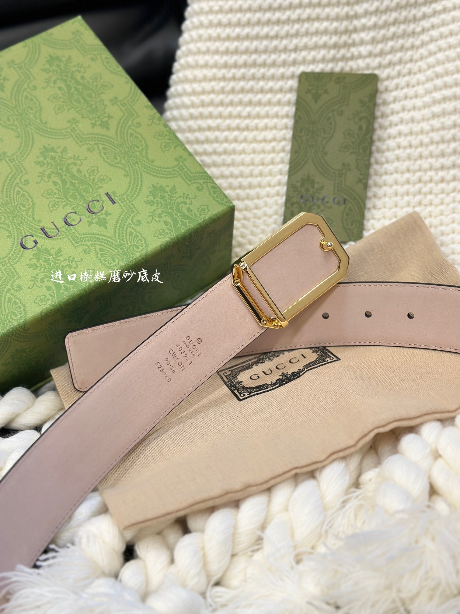 📿 古家 Guc* 高端商务百搭腰带 ➕ 自用送礼的绝佳之选！

🌟 经典双G扣设计&mdash;&mdash;灵感源自70年代典藏元素，金属光泽扣头搭配互锁G细节，吸睛却不张扬，轻松提升整体质感。

✨ 顶级工艺：

▫ 定制真皮+GG帆布，4cm宽度适配高腰/低腰穿搭

▫ 真空电镀五金，耐磨不掉色，金色光泽持久高级

▫ 环保工艺制作，细节处处彰显匠心

🖤 极简黑金银配色：低调黑色革身 &times; 闪耀金色扣头，通勤、聚会、混搭统统驾驭！

📦 同款全套包装，附赠丝带礼盒，自用彰显品位，送礼体面过人！

💬 心动私聊｜*￥带走千元品质 👇
p160