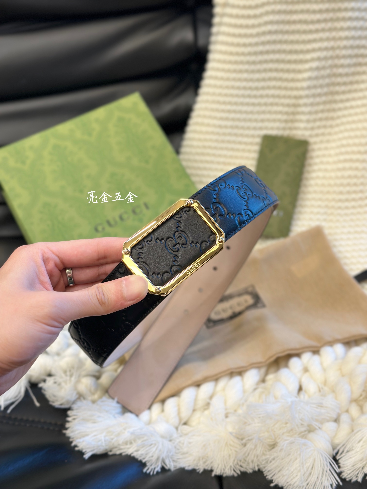 📿 古家 Guc* 高端商务百搭腰带 ➕ 自用送礼的绝佳之选！

🌟 经典双G扣设计&mdash;&mdash;灵感源自70年代典藏元素，金属光泽扣头搭配互锁G细节，吸睛却不张扬，轻松提升整体质感。

✨ 顶级工艺：

▫ 定制真皮+GG帆布，4cm宽度适配高腰/低腰穿搭

▫ 真空电镀五金，耐磨不掉色，金色光泽持久高级

▫ 环保工艺制作，细节处处彰显匠心

🖤 极简黑金银配色：低调黑色革身 &times; 闪耀金色扣头，通勤、聚会、混搭统统驾驭！

📦 同款全套包装，附赠丝带礼盒，自用彰显品位，送礼体面过人！

💬 心动私聊｜*￥带走千元品质 👇
p160