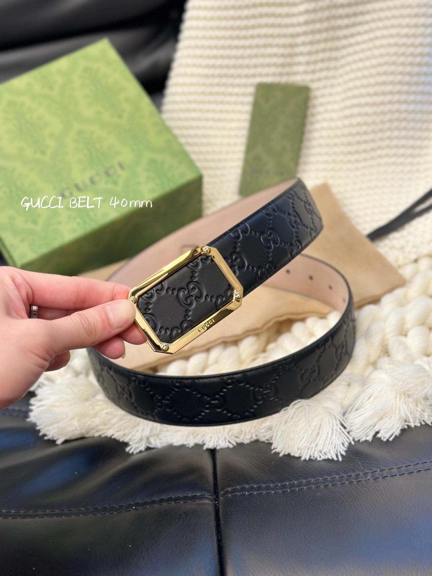 📿 古家 Guc* 高端商务百搭腰带 ➕ 自用送礼的绝佳之选！

🌟 经典双G扣设计&mdash;&mdash;灵感源自70年代典藏元素，金属光泽扣头搭配互锁G细节，吸睛却不张扬，轻松提升整体质感。

✨ 顶级工艺：

▫ 定制真皮+GG帆布，4cm宽度适配高腰/低腰穿搭

▫ 真空电镀五金，耐磨不掉色，金色光泽持久高级

▫ 环保工艺制作，细节处处彰显匠心

🖤 极简黑金银配色：低调黑色革身 &times; 闪耀金色扣头，通勤、聚会、混搭统统驾驭！

📦 同款全套包装，附赠丝带礼盒，自用彰显品位，送礼体面过人！

💬 心动私聊｜*￥带走千元品质 👇
p160