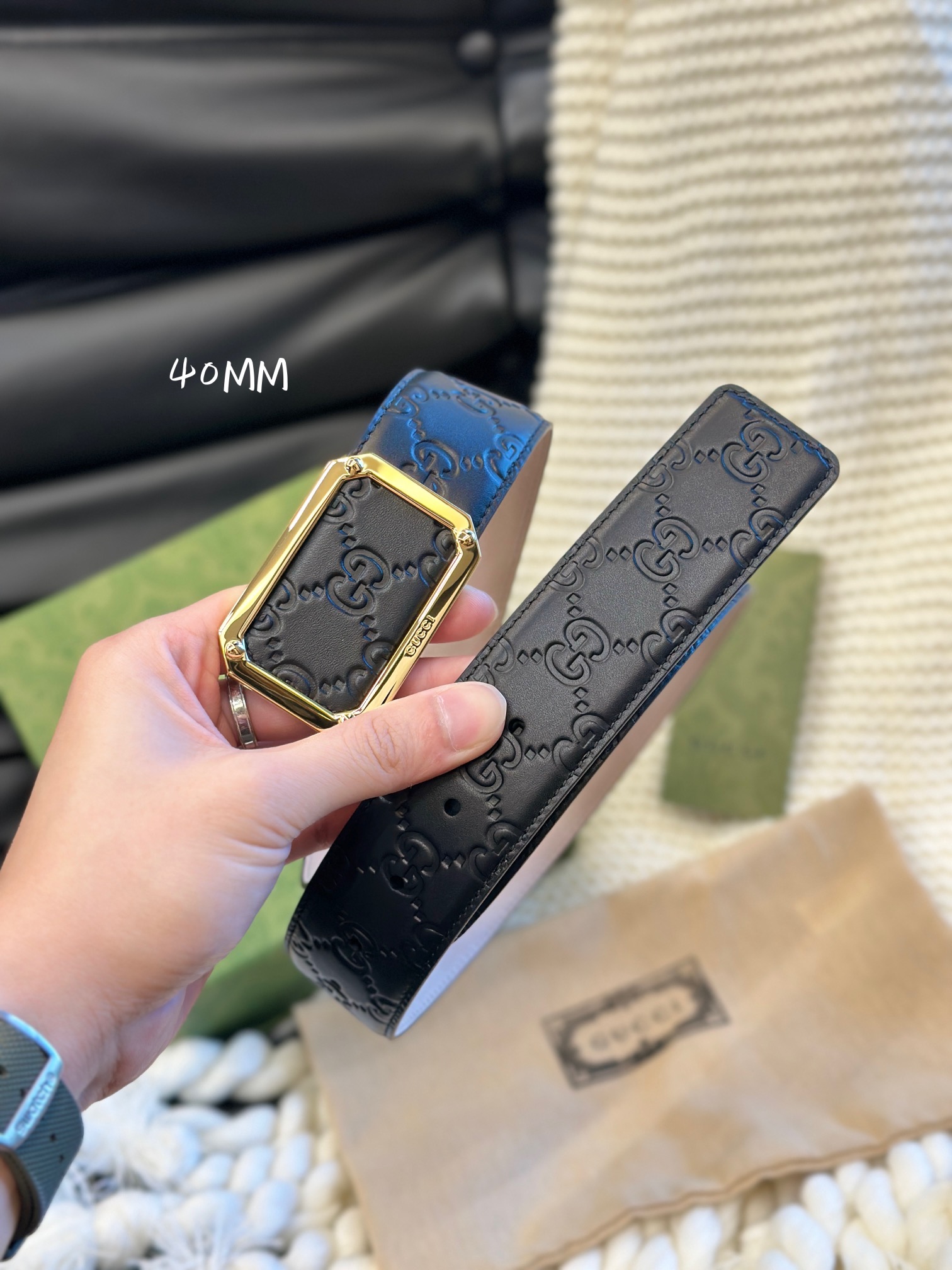 📿 古家 Guc* 高端商务百搭腰带 ➕ 自用送礼的绝佳之选！

🌟 经典双G扣设计&mdash;&mdash;灵感源自70年代典藏元素，金属光泽扣头搭配互锁G细节，吸睛却不张扬，轻松提升整体质感。

✨ 顶级工艺：

▫ 定制真皮+GG帆布，4cm宽度适配高腰/低腰穿搭

▫ 真空电镀五金，耐磨不掉色，金色光泽持久高级

▫ 环保工艺制作，细节处处彰显匠心

🖤 极简黑金银配色：低调黑色革身 &times; 闪耀金色扣头，通勤、聚会、混搭统统驾驭！

📦 同款全套包装，附赠丝带礼盒，自用彰显品位，送礼体面过人！

💬 心动私聊｜*￥带走千元品质 👇
p160