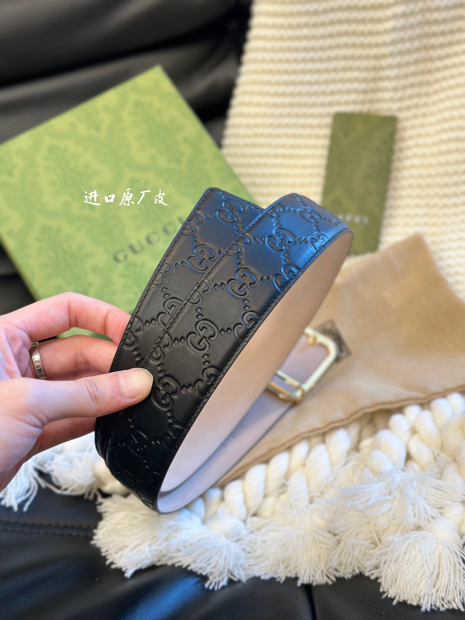 📿 古家 Guc* 高端商务百搭腰带 ➕ 自用送礼的绝佳之选！

🌟 经典双G扣设计&mdash;&mdash;灵感源自70年代典藏元素，金属光泽扣头搭配互锁G细节，吸睛却不张扬，轻松提升整体质感。

✨ 顶级工艺：

▫ 定制真皮+GG帆布，4cm宽度适配高腰/低腰穿搭

▫ 真空电镀五金，耐磨不掉色，金色光泽持久高级

▫ 环保工艺制作，细节处处彰显匠心

🖤 极简黑金银配色：低调黑色革身 &times; 闪耀金色扣头，通勤、聚会、混搭统统驾驭！

📦 同款全套包装，附赠丝带礼盒，自用彰显品位，送礼体面过人！

💬 心动私聊｜*￥带走千元品质 👇
p160