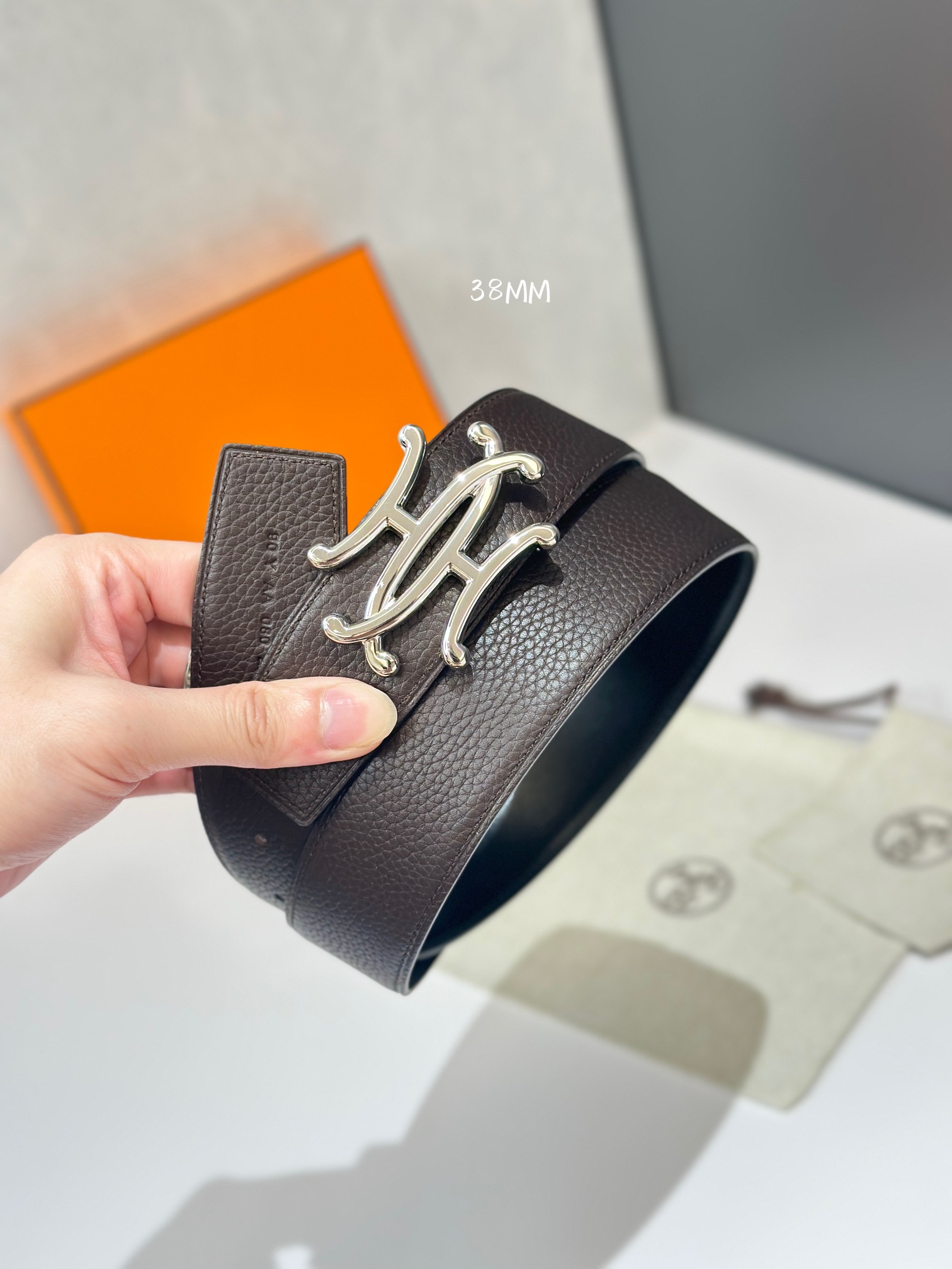 【实拍🚹¥260】Hermes💋专柜原单新款，双面进口牛皮，搭配新款精品花扣！🔍带宽3.8Cm，双面可用！🎁全套包装！