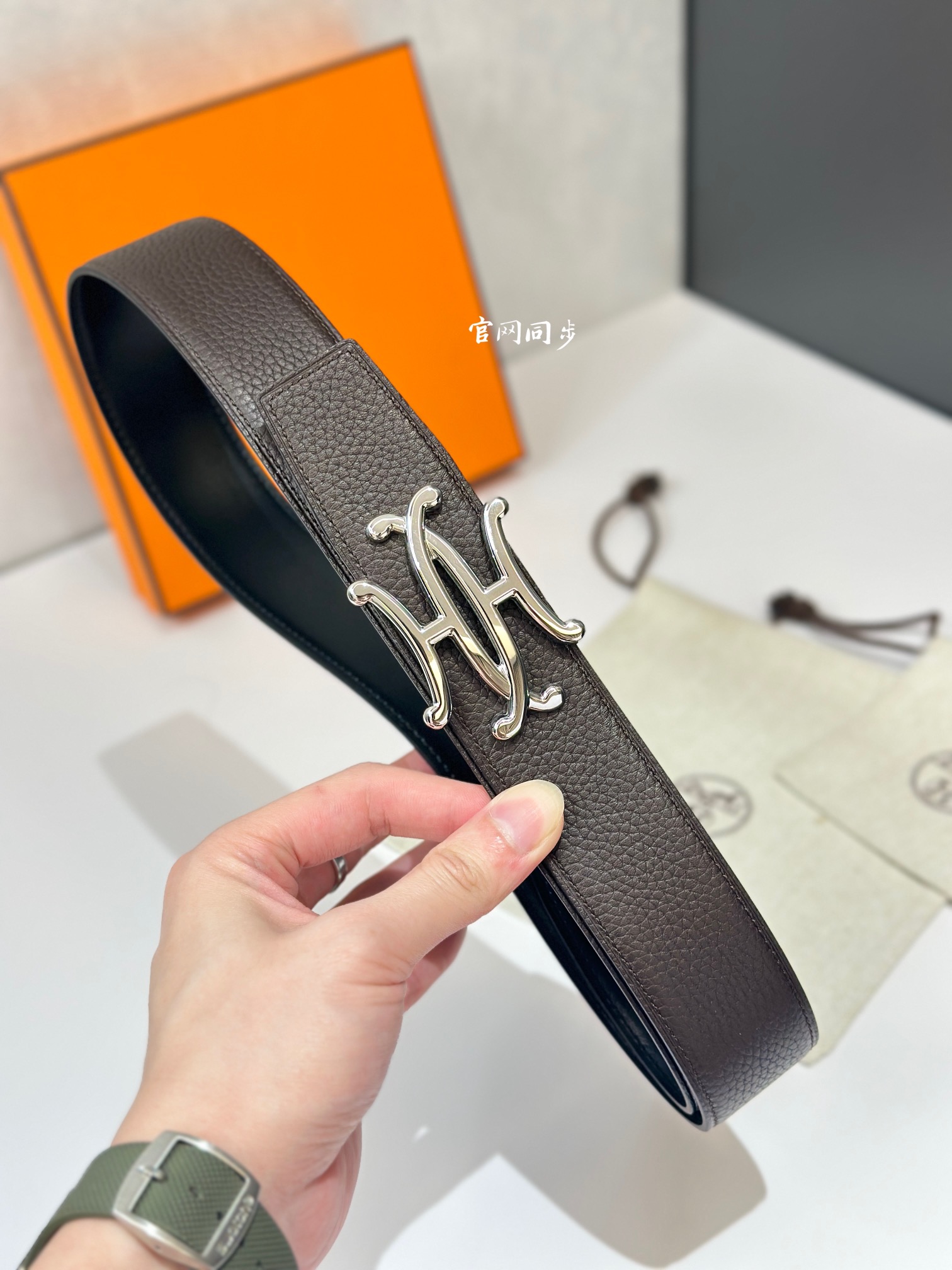 【实拍🚹¥260】Hermes💋专柜原单新款，双面进口牛皮，搭配新款精品花扣！🔍带宽3.8Cm，双面可用！🎁全套包装！
