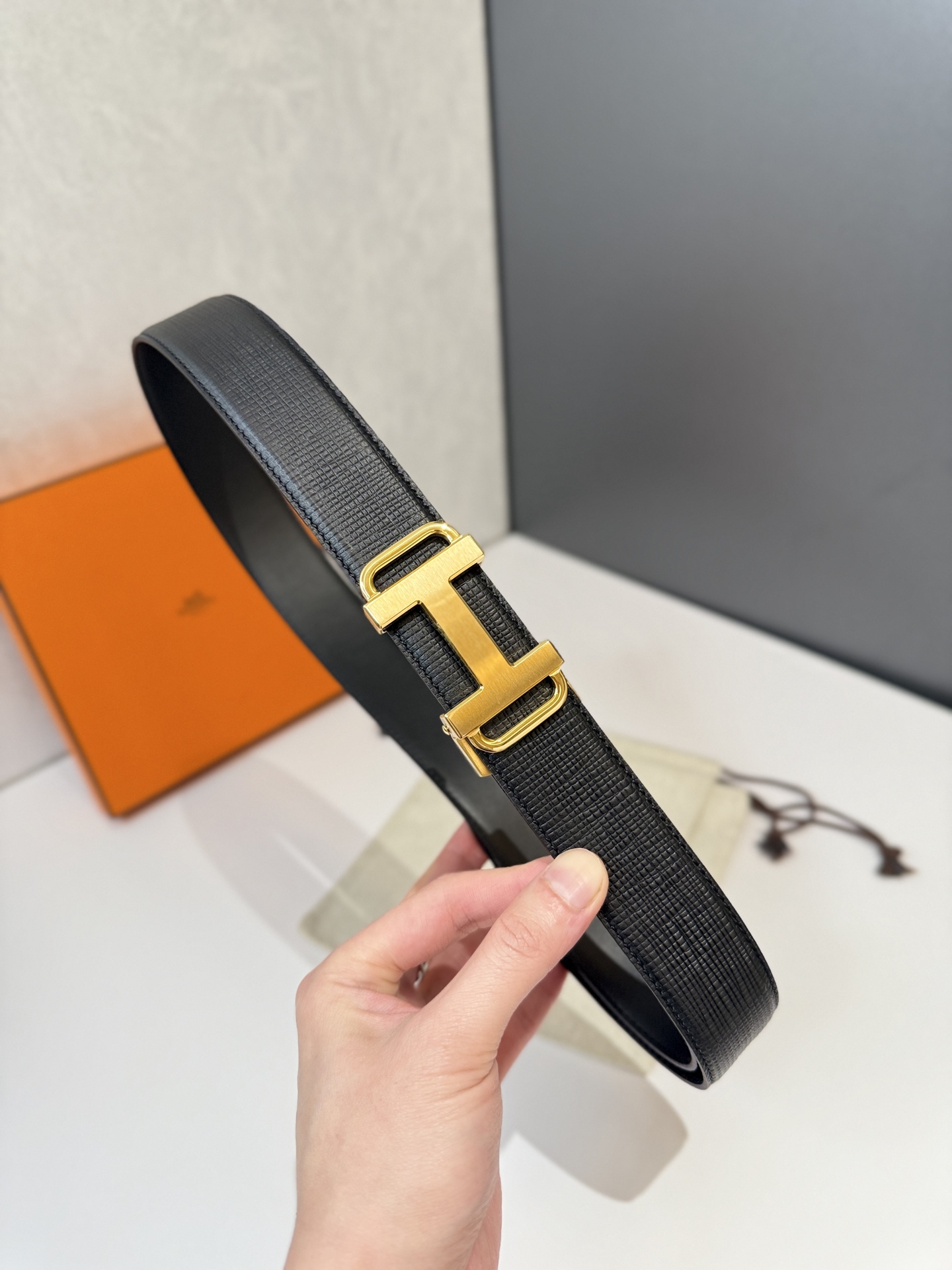 NO:140348,Original Hermès belt is one of the classic accessories of the luxury brand Hermès, famous for its high-quality leather, exquisite craftsmanship and iconic design. Automatic smooth buckle belt, steel hardware, with original leather belt body Adjustable length, belt, hermes, hermes19860909原单 爱马仕（Hermès）腰带是奢侈品牌爱马仕的经典配饰之一,以其高品质的皮革、精湛的工艺和标志性的设计闻名. 自动平滑扣腰带 精钢五金 搭配原版皮腰带身 长度可调,皮带,hermes,hermes,Belt