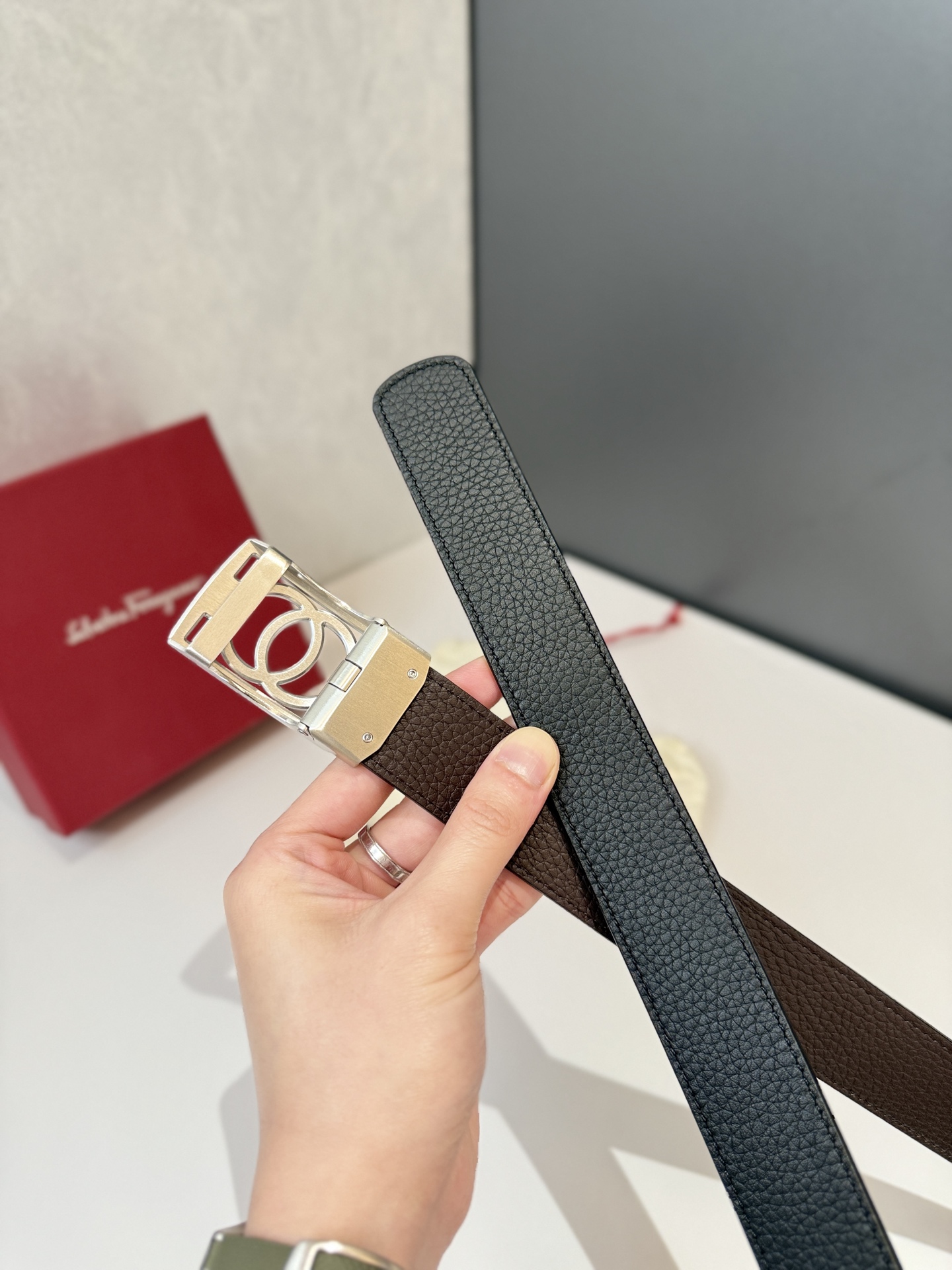 菲拉家 男士自动扣质感真皮腰带，经典款，高端精品系列的标志性单品，兼具奢华工艺与实用设计，非常适合追求品质与细节的男性用户。
【高端精品品质】精选进口头层小牛皮，天然粒纹皮革双面设计，细腻耐磨，厚度适中，宽度3.4CM，适配现代绅士着装需求。
【匠心工艺】
可调式双面佩戴 ：一带两用，轻松切换商务与休闲风格；长度可自由裁剪，满足个性化腰围需求。
标志性金属细节 ：同色调G-i扣饰搭配撞色衬里，8字镂空夹扣象征&ldquo;发财&rdquo;寓意，精致真空电镀工艺，抗磨耐用不褪色。
质感穿搭点睛 ：哑光皮质与金属光泽碰撞，低调诠释都市摩登格调，提升整体造型高级感。
【专属包装】附赠全套礼盒包装，自用赠礼两相宜。
经典永续，绅士衣橱必备之选。180