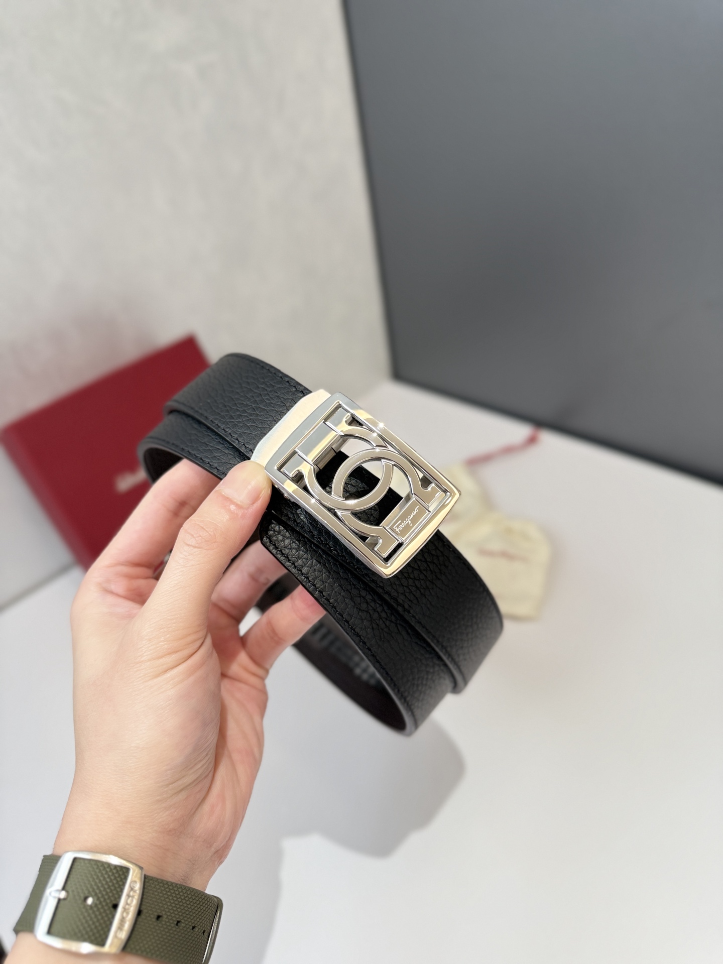 菲拉家 男士自动扣质感真皮腰带，经典款，高端精品系列的标志性单品，兼具奢华工艺与实用设计，非常适合追求品质与细节的男性用户。
【高端精品品质】精选进口头层小牛皮，天然粒纹皮革双面设计，细腻耐磨，厚度适中，宽度3.4CM，适配现代绅士着装需求。
【匠心工艺】
可调式双面佩戴 ：一带两用，轻松切换商务与休闲风格；长度可自由裁剪，满足个性化腰围需求。
标志性金属细节 ：同色调G-i扣饰搭配撞色衬里，8字镂空夹扣象征&ldquo;发财&rdquo;寓意，精致真空电镀工艺，抗磨耐用不褪色。
质感穿搭点睛 ：哑光皮质与金属光泽碰撞，低调诠释都市摩登格调，提升整体造型高级感。
【专属包装】附赠全套礼盒包装，自用赠礼两相宜。
经典永续，绅士衣橱必备之选。180