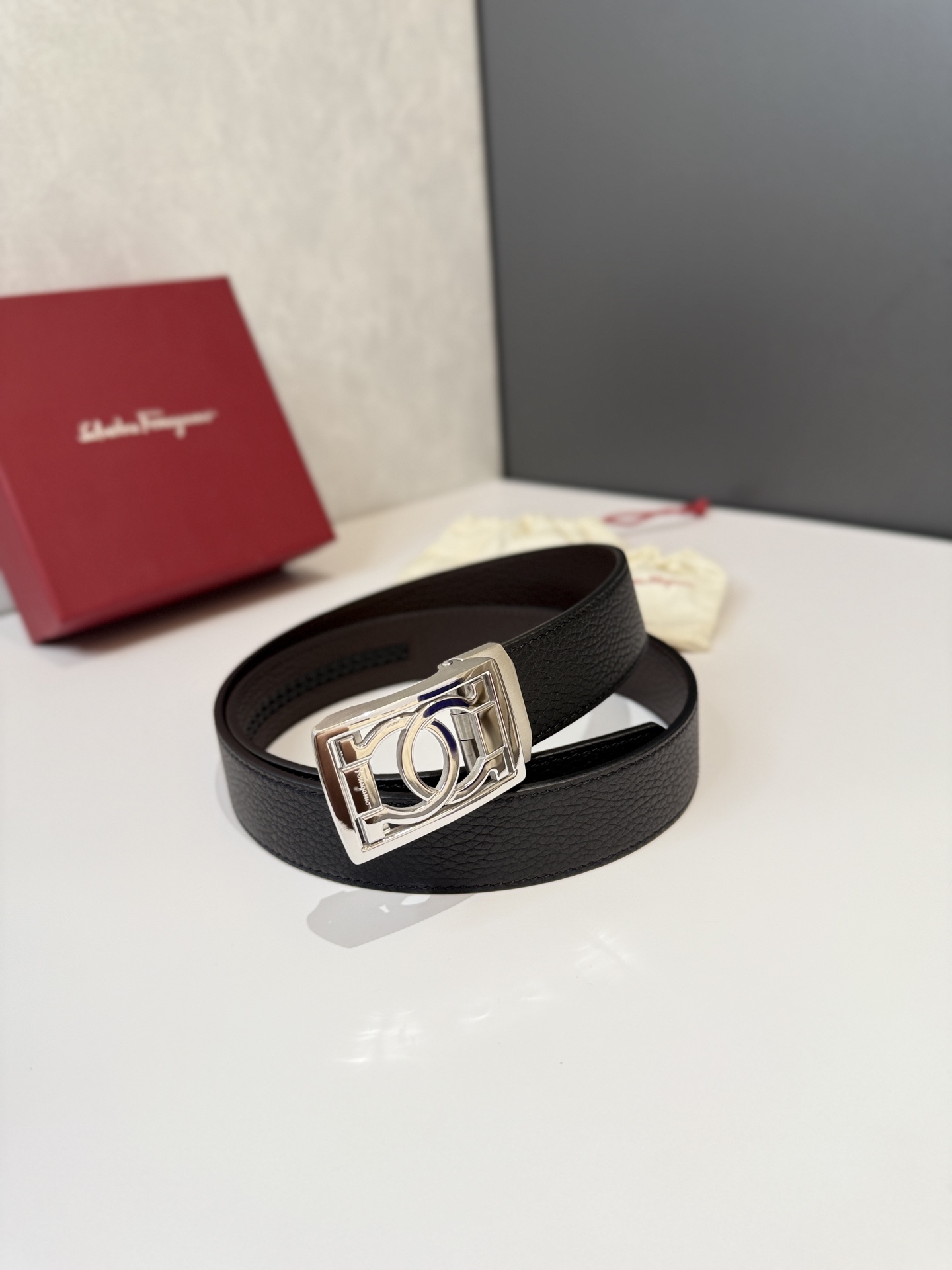 菲拉家 男士自动扣质感真皮腰带，经典款，高端精品系列的标志性单品，兼具奢华工艺与实用设计，非常适合追求品质与细节的男性用户。
【高端精品品质】精选进口头层小牛皮，天然粒纹皮革双面设计，细腻耐磨，厚度适中，宽度3.4CM，适配现代绅士着装需求。
【匠心工艺】
可调式双面佩戴 ：一带两用，轻松切换商务与休闲风格；长度可自由裁剪，满足个性化腰围需求。
标志性金属细节 ：同色调G-i扣饰搭配撞色衬里，8字镂空夹扣象征&ldquo;发财&rdquo;寓意，精致真空电镀工艺，抗磨耐用不褪色。
质感穿搭点睛 ：哑光皮质与金属光泽碰撞，低调诠释都市摩登格调，提升整体造型高级感。
【专属包装】附赠全套礼盒包装，自用赠礼两相宜。
经典永续，绅士衣橱必备之选。180