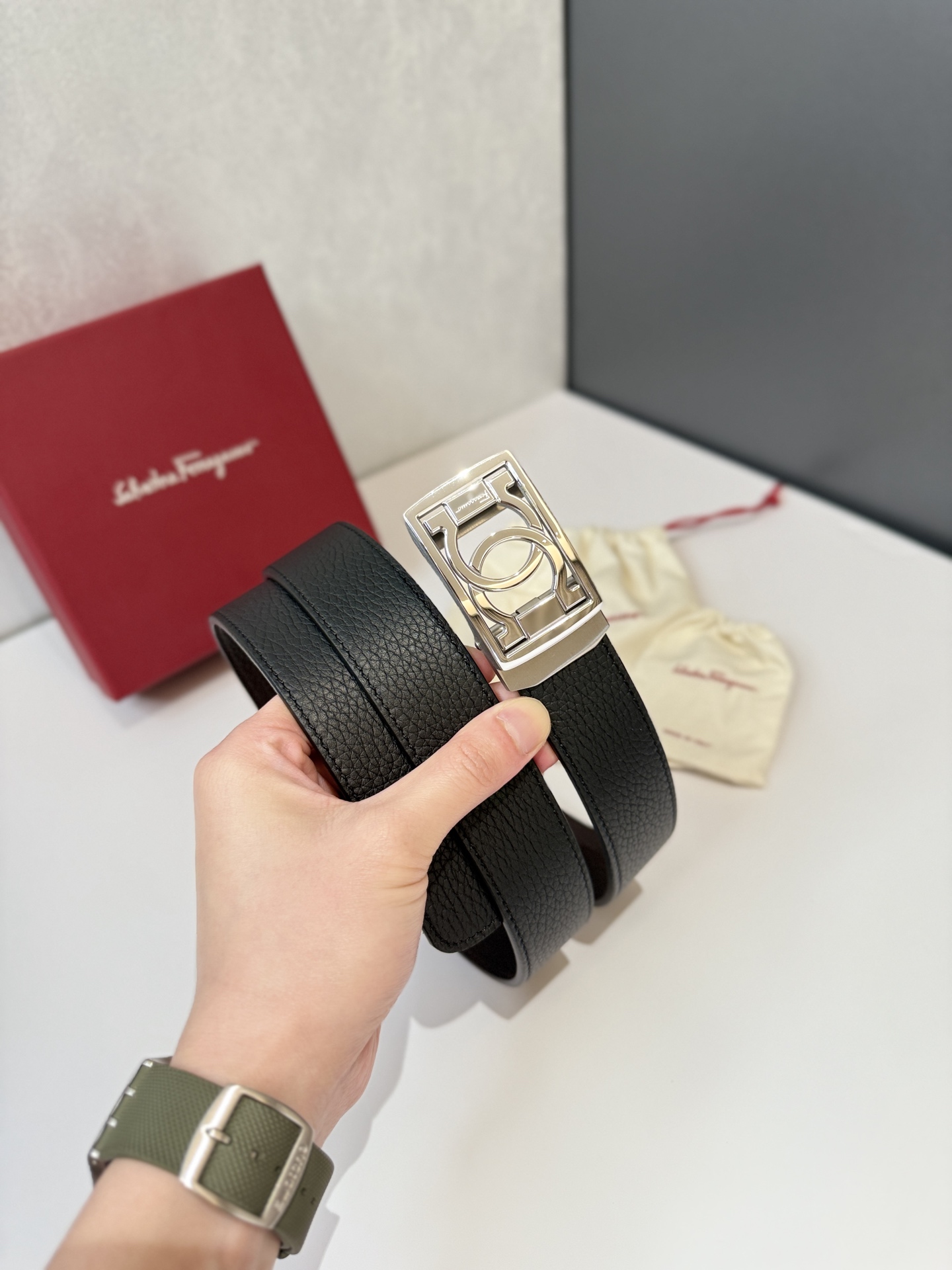 菲拉家 男士自动扣质感真皮腰带，经典款，高端精品系列的标志性单品，兼具奢华工艺与实用设计，非常适合追求品质与细节的男性用户。
【高端精品品质】精选进口头层小牛皮，天然粒纹皮革双面设计，细腻耐磨，厚度适中，宽度3.4CM，适配现代绅士着装需求。
【匠心工艺】
可调式双面佩戴 ：一带两用，轻松切换商务与休闲风格；长度可自由裁剪，满足个性化腰围需求。
标志性金属细节 ：同色调G-i扣饰搭配撞色衬里，8字镂空夹扣象征&ldquo;发财&rdquo;寓意，精致真空电镀工艺，抗磨耐用不褪色。
质感穿搭点睛 ：哑光皮质与金属光泽碰撞，低调诠释都市摩登格调，提升整体造型高级感。
【专属包装】附赠全套礼盒包装，自用赠礼两相宜。
经典永续，绅士衣橱必备之选。180