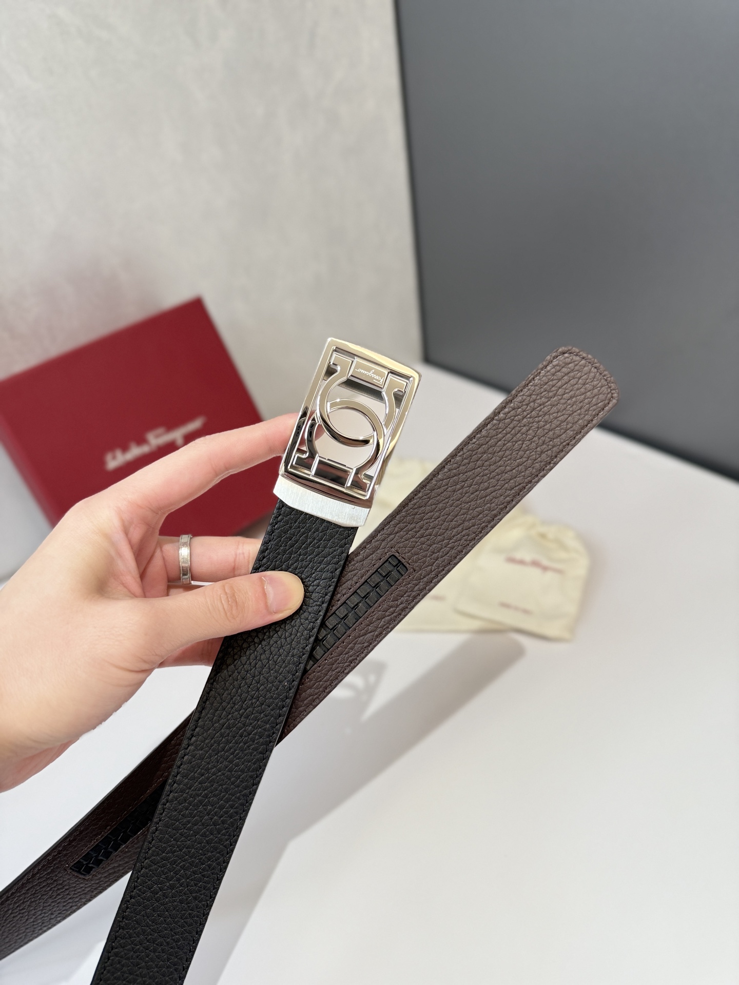 菲拉家 男士自动扣质感真皮腰带，经典款，高端精品系列的标志性单品，兼具奢华工艺与实用设计，非常适合追求品质与细节的男性用户。
【高端精品品质】精选进口头层小牛皮，天然粒纹皮革双面设计，细腻耐磨，厚度适中，宽度3.4CM，适配现代绅士着装需求。
【匠心工艺】
可调式双面佩戴 ：一带两用，轻松切换商务与休闲风格；长度可自由裁剪，满足个性化腰围需求。
标志性金属细节 ：同色调G-i扣饰搭配撞色衬里，8字镂空夹扣象征&ldquo;发财&rdquo;寓意，精致真空电镀工艺，抗磨耐用不褪色。
质感穿搭点睛 ：哑光皮质与金属光泽碰撞，低调诠释都市摩登格调，提升整体造型高级感。
【专属包装】附赠全套礼盒包装，自用赠礼两相宜。
经典永续，绅士衣橱必备之选。180