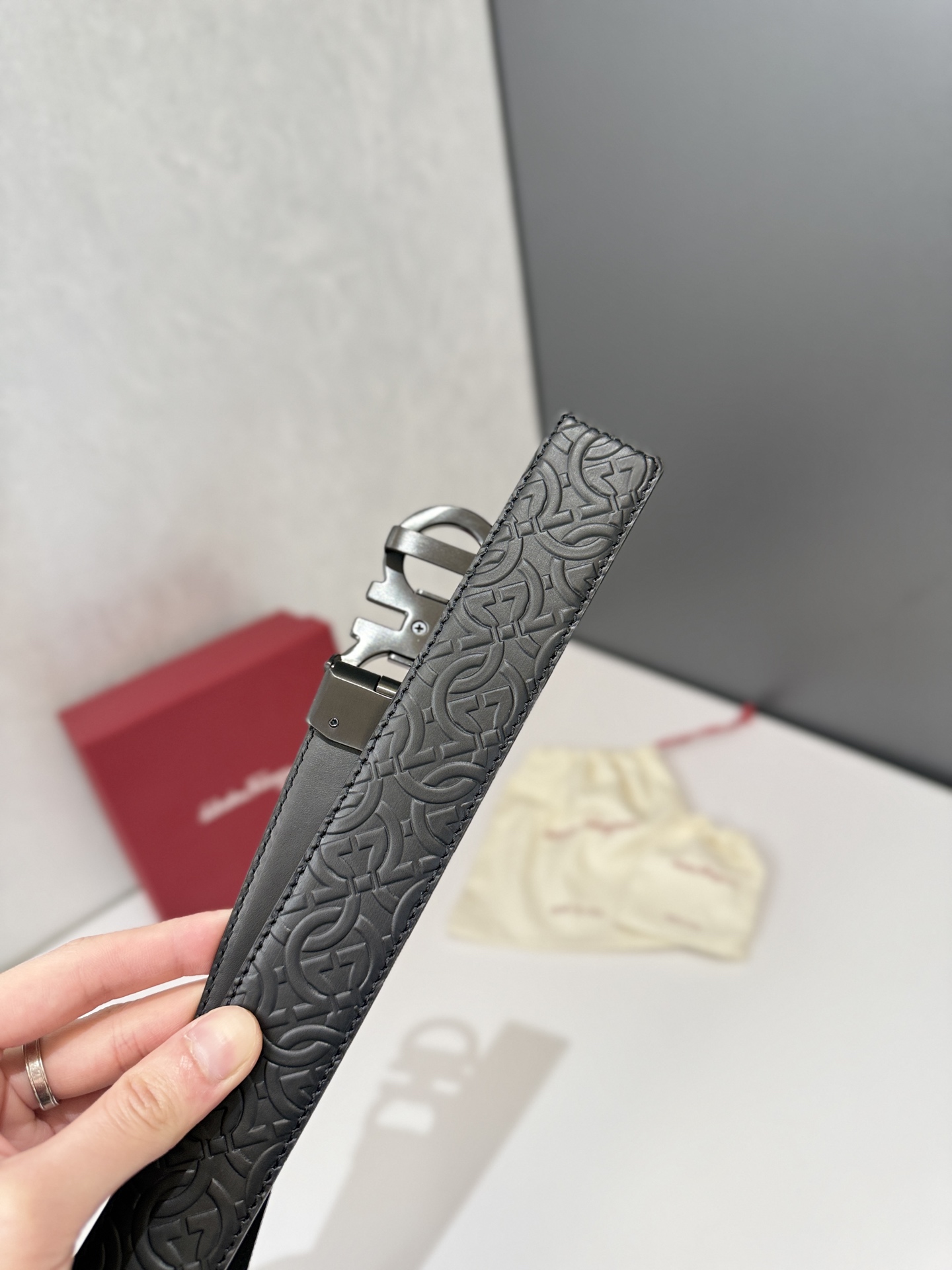 菲拉家 男士自动扣质感真皮腰带，经典款，高端精品系列的标志性单品，兼具奢华工艺与实用设计，非常适合追求品质与细节的男性用户。
【高端精品品质】精选进口头层小牛皮，天然粒纹皮革双面设计，细腻耐磨，厚度适中，宽度3.4CM，适配现代绅士着装需求。
【匠心工艺】
可调式双面佩戴 ：一带两用，轻松切换商务与休闲风格；长度可自由裁剪，满足个性化腰围需求。
标志性金属细节 ：同色调G-i扣饰搭配撞色衬里，8字镂空夹扣象征&ldquo;发财&rdquo;寓意，精致真空电镀工艺，抗磨耐用不褪色。
质感穿搭点睛 ：哑光皮质与金属光泽碰撞，低调诠释都市摩登格调，提升整体造型高级感。
【专属包装】附赠全套礼盒包装，自用赠礼两相宜。
经典永续，绅士衣橱必备之选。160