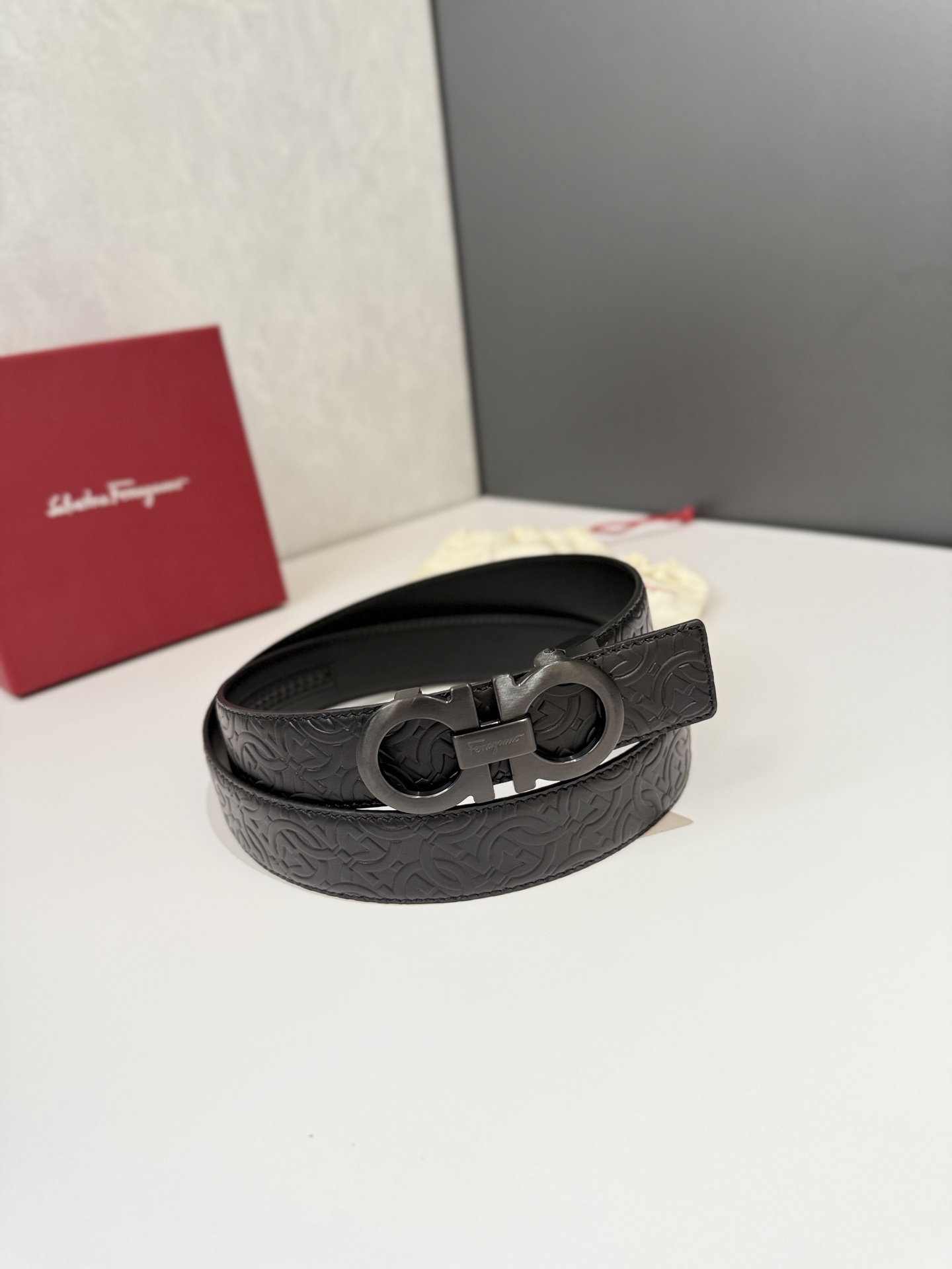 菲拉家 男士自动扣质感真皮腰带，经典款，高端精品系列的标志性单品，兼具奢华工艺与实用设计，非常适合追求品质与细节的男性用户。
【高端精品品质】精选进口头层小牛皮，天然粒纹皮革双面设计，细腻耐磨，厚度适中，宽度3.4CM，适配现代绅士着装需求。
【匠心工艺】
可调式双面佩戴 ：一带两用，轻松切换商务与休闲风格；长度可自由裁剪，满足个性化腰围需求。
标志性金属细节 ：同色调G-i扣饰搭配撞色衬里，8字镂空夹扣象征&ldquo;发财&rdquo;寓意，精致真空电镀工艺，抗磨耐用不褪色。
质感穿搭点睛 ：哑光皮质与金属光泽碰撞，低调诠释都市摩登格调，提升整体造型高级感。
【专属包装】附赠全套礼盒包装，自用赠礼两相宜。
经典永续，绅士衣橱必备之选。160