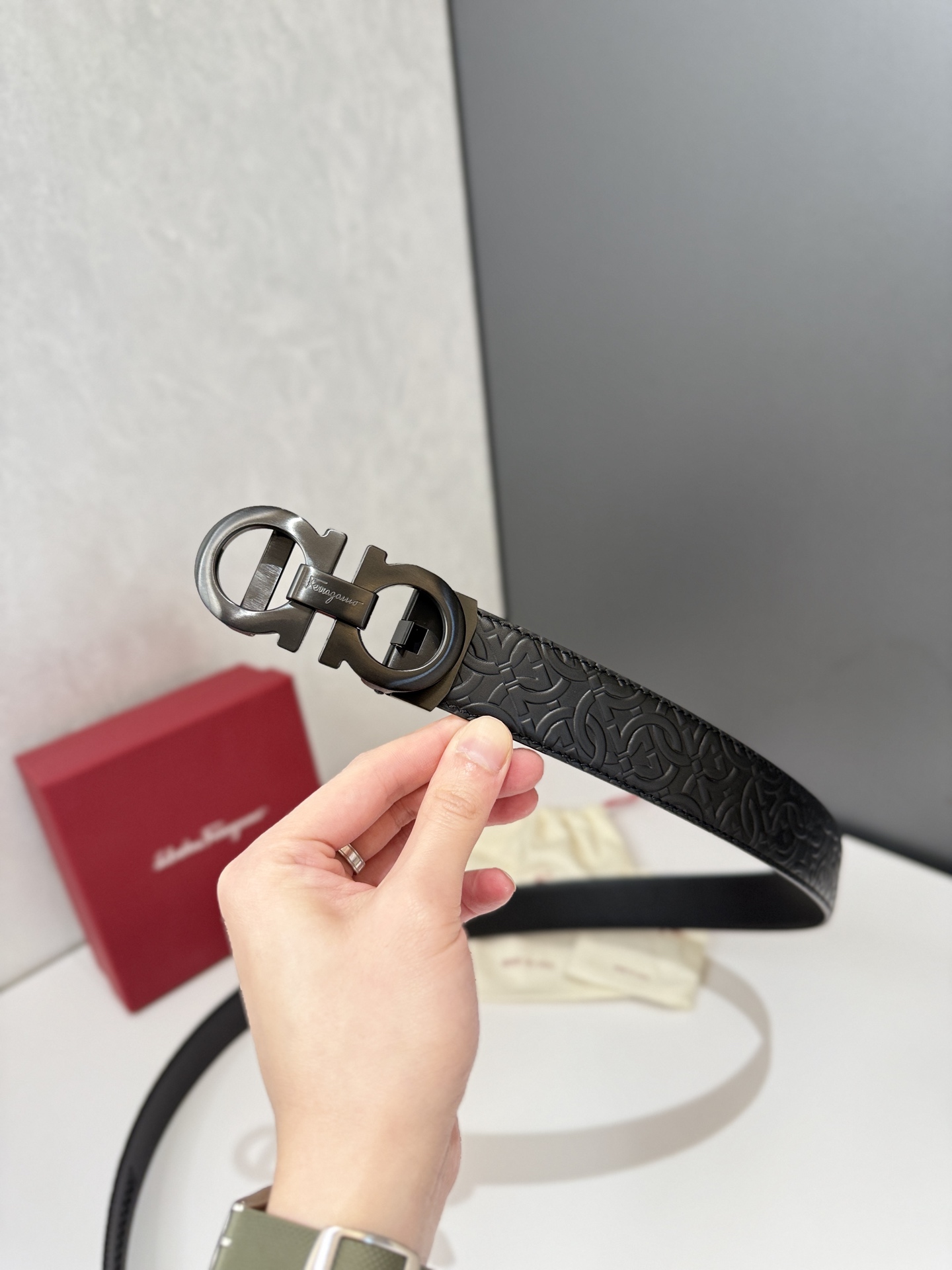 菲拉家 男士自动扣质感真皮腰带，经典款，高端精品系列的标志性单品，兼具奢华工艺与实用设计，非常适合追求品质与细节的男性用户。
【高端精品品质】精选进口头层小牛皮，天然粒纹皮革双面设计，细腻耐磨，厚度适中，宽度3.4CM，适配现代绅士着装需求。
【匠心工艺】
可调式双面佩戴 ：一带两用，轻松切换商务与休闲风格；长度可自由裁剪，满足个性化腰围需求。
标志性金属细节 ：同色调G-i扣饰搭配撞色衬里，8字镂空夹扣象征&ldquo;发财&rdquo;寓意，精致真空电镀工艺，抗磨耐用不褪色。
质感穿搭点睛 ：哑光皮质与金属光泽碰撞，低调诠释都市摩登格调，提升整体造型高级感。
【专属包装】附赠全套礼盒包装，自用赠礼两相宜。
经典永续，绅士衣橱必备之选。160