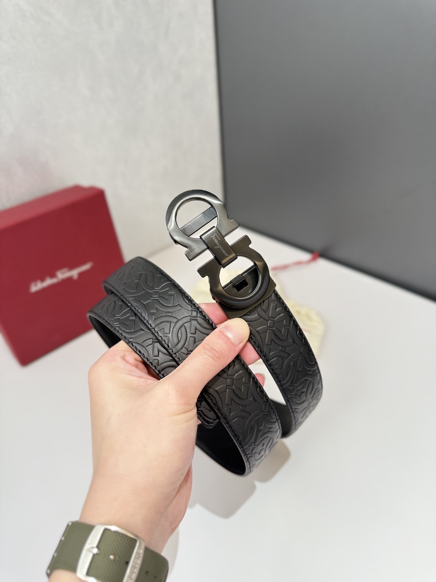 菲拉家 男士自动扣质感真皮腰带，经典款，高端精品系列的标志性单品，兼具奢华工艺与实用设计，非常适合追求品质与细节的男性用户。
【高端精品品质】精选进口头层小牛皮，天然粒纹皮革双面设计，细腻耐磨，厚度适中，宽度3.4CM，适配现代绅士着装需求。
【匠心工艺】
可调式双面佩戴 ：一带两用，轻松切换商务与休闲风格；长度可自由裁剪，满足个性化腰围需求。
标志性金属细节 ：同色调G-i扣饰搭配撞色衬里，8字镂空夹扣象征&ldquo;发财&rdquo;寓意，精致真空电镀工艺，抗磨耐用不褪色。
质感穿搭点睛 ：哑光皮质与金属光泽碰撞，低调诠释都市摩登格调，提升整体造型高级感。
【专属包装】附赠全套礼盒包装，自用赠礼两相宜。
经典永续，绅士衣橱必备之选。160