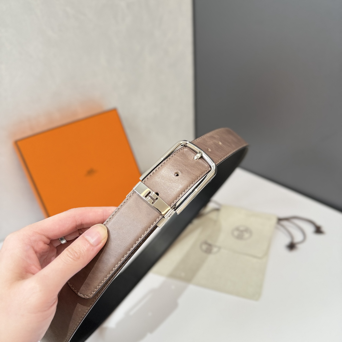 Hermès Men's 35MM Reversible Leather Belt with Iconic Buckle - Gray/Black 5 i1740805929864 7693 0 2
